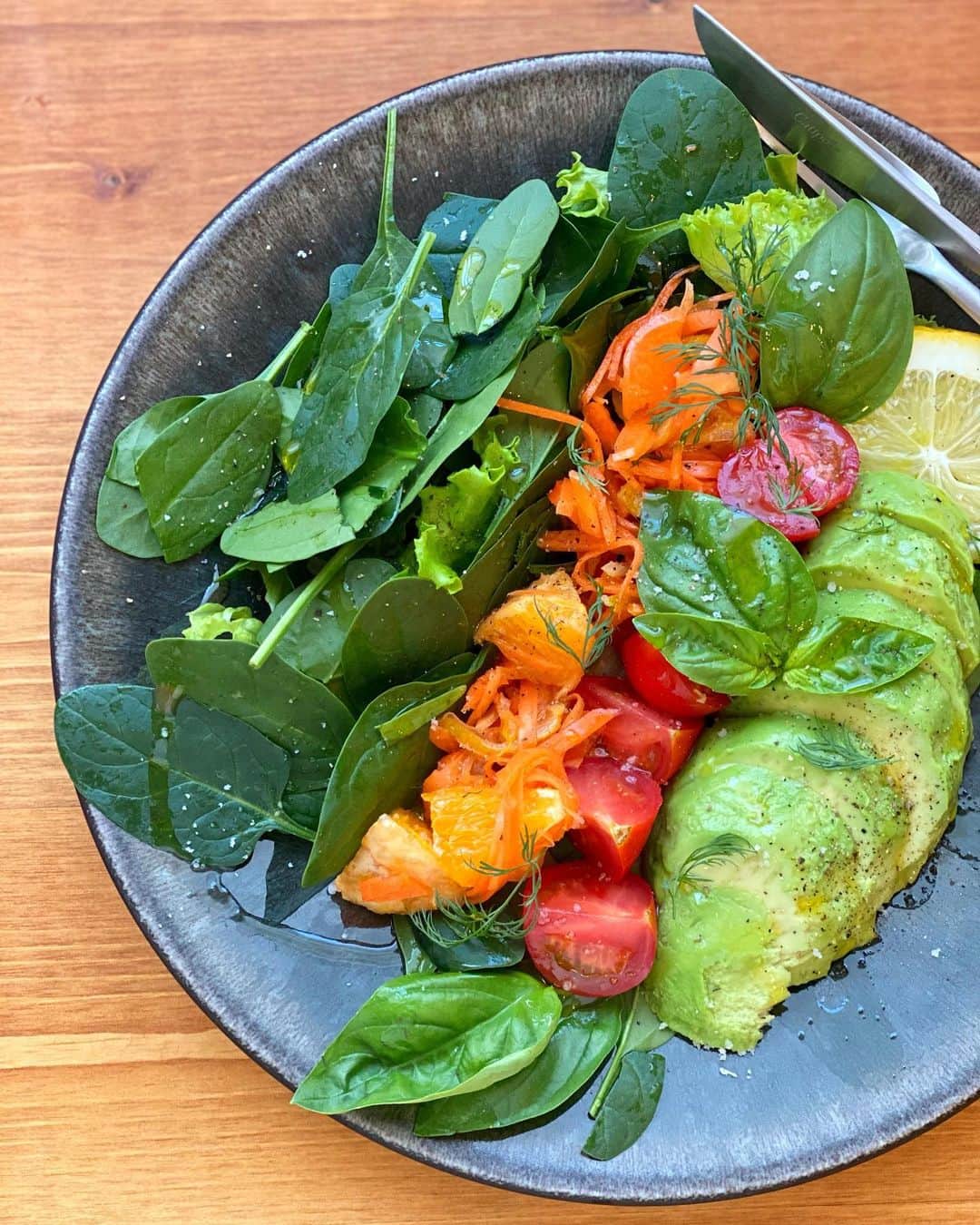 のインスタグラム：「お野菜や果物の色鮮やかさに 癒されるし、その生命力と 美味しさに 元気をもらいます🥺🤤❤︎  お食事の時は、 じっくり見ながら、 じっくり味わいます🌿  お野菜たちから、「見過ぎや！」ってつっこまれそうなくらい笑🙊  苦味、甘味、旨味、酸味、香り、 辛味。それぞれが違った特徴と 栄養素を持っているのが口に入れてからより分かります♪ サラダほうれん草もバジルも見た目は似ているのに 味が全くちがう♡面白いですよねー👍🏻  そして、食材の育ってきた場所とか 作ってくださった人とかを想像しながら、 お食事を楽しみます✨  ひとつの映画を見ているような そんな幸福感と充実感に包まれます🤤  @erinagohan1987  #ごはんレシピ記録 @erina_happy_style  #ごはん記録  #えりなごはん #おうちごはん #イメージの旅 #想像で楽しむ #そしていつかその場所へ行きたい #お料理 #お料理すきな人と繋がりたい  #食べることが好き #丁寧な暮らし」