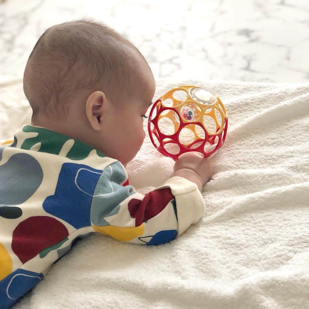 花岡維生のインスタグラム：「寝返りをマスターしてから、ずーっとコロコロしている息子👶🏻 まだ寝返り返りができないので、エンドレスで元に戻す係に徹しています🤣笑 #baby #babyboy #男の子ママ #成長記録 #令和ベビー」