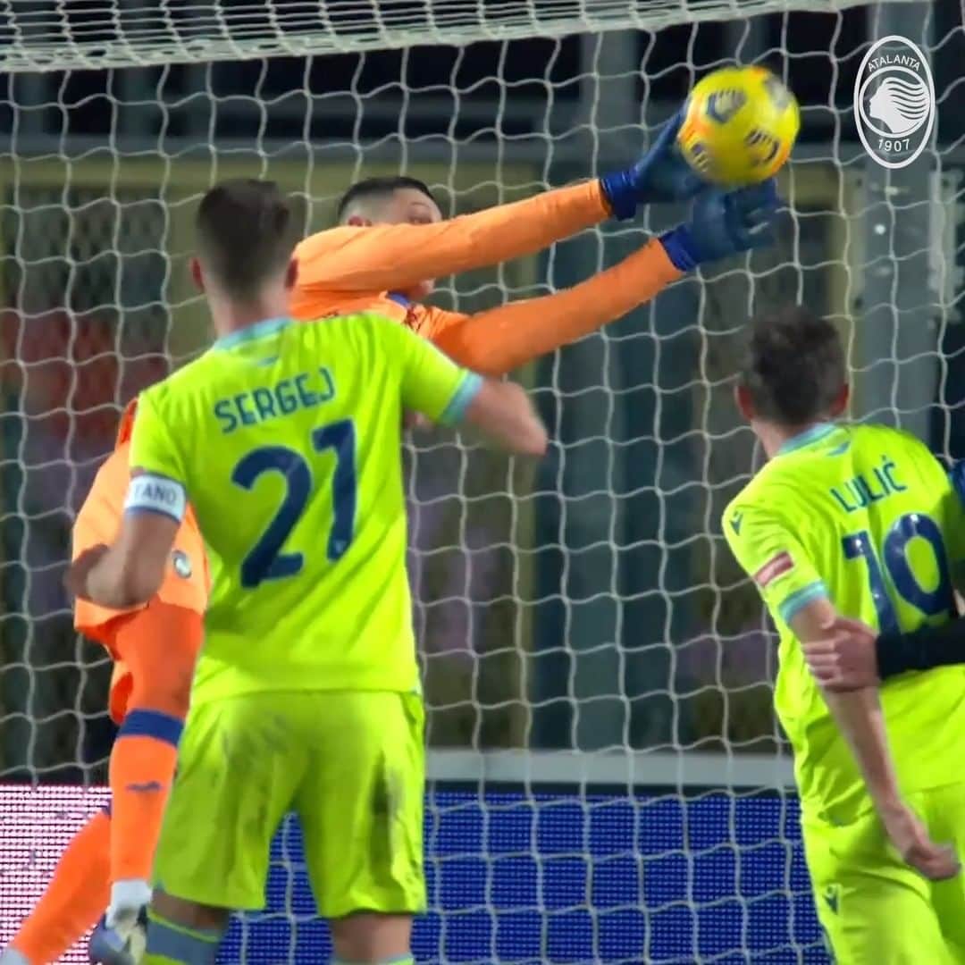 アタランタBCのインスタグラム：「🔦 𝗛𝗜𝗚𝗛𝗟𝗜𝗚𝗛𝗧 𝙏𝙃𝘼𝙏! 👍 Le manone di @piergollo sulla qualificazione alla finale di #CoppaItalia! 🧤 #Gollini's match-defining saves to reach the Coppa Italia final! 💥💪🏼 ⠀ Powered by @gewiss_italia #GoAtalantaGo ⚫️🔵 #Atalanta #BergAMO #ForzaAtalanta」