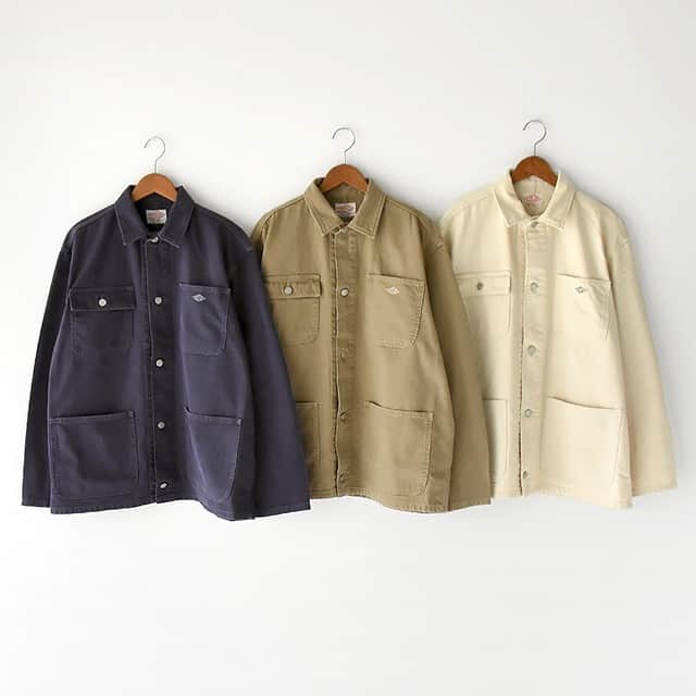のインスタグラム：「＼キナリノモール／DANTON｜オーバーサイズ カバーオール ジャケット  －－－－－－－－－ ざっくり羽織って様になる*  オーバーサイズで楽しむカバーオールジャケット。 もともとワーカーが作業しやすいように作られたゆったり設計に、多ポケットという実用的なディテールが特徴的。 コットン100%カツラギ生地でがしがしと洗ってヘビーユースしてもへこたれません。経年変化によりヴィンテージな一着に育っていきます。 ワークアイテムなので、オーバーオールやサロペットとの組み合わせも◎ レディースサイズ・メンズサイズとございますので、お揃いで着ても素敵です＊  －－－－－－－－－ https://kinarino-mall.jp/item-63977  ▶画像をタップすると詳細情報をご覧いただけます。  ▶プロフィールの「インスタ掲載」ボタンから、ご紹介商品をまとめてご覧いただけます。→@kinarino_official  ▶キナリノアプリでも販売中！ 「お買いもの」→「インスタグラム掲載アイテム」 　 ※ダウンロードはプロフィールリンクから→@kinarino_official  #キナリノモール #キナリノ #丁寧な暮らし #暮らし #ジャケット #ダントン #カバーオールジャケット #アウター #ワークジャケット #ファッション #コーデ #今日のコーデ #コーディネート #ナチュラルコーデ #シンプル #Crouka #DANTON #Jacket #outer #style #Naturalstyle #fashion #comfortable #fashionista #coordination #simple #ootd #instafashion」