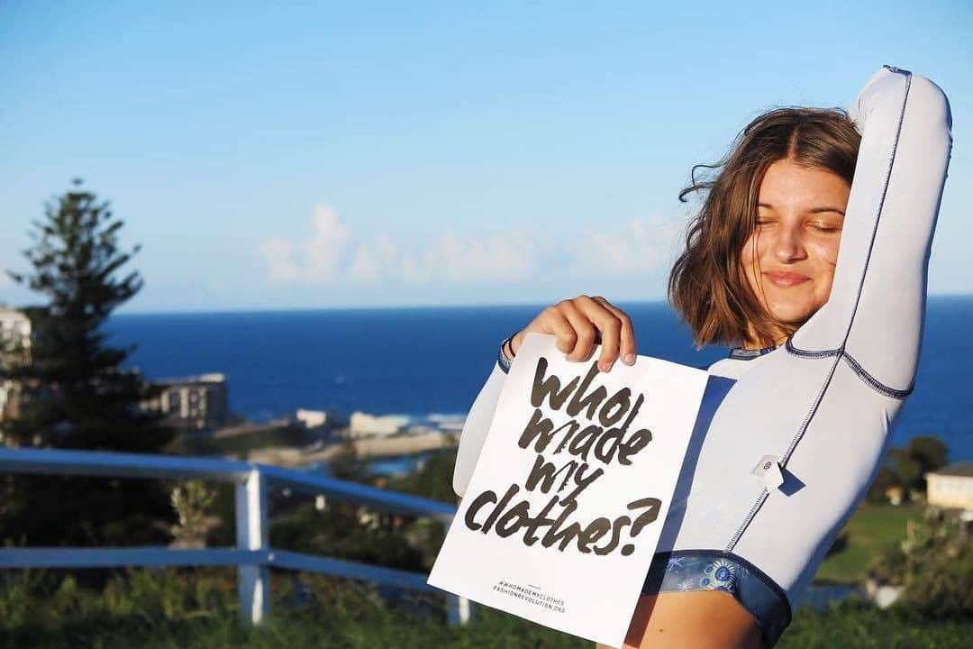 のインスタグラム：「「本当の“自分らしさ”を纏う。ファッションからサステイナブルを叶えるヒント vol.1」  いま纏っているその服が、どこでどんな素材で作られたかはタグ表示を見ればひと目でわかるけど……その素材がどう作られ、糸がどう紡がれて染色され、誰がどんな加工を経て形になり、どう運ばれたかまで考えてみたことはある？  毎日身に纏っている服のことなのに、知らないことって意外と多いですよね。まずは業界の現状のことを知ってみよう🌱  詳しくはHONEY公式サイトでチェックして。  @honey_magazine  #honey_mag #fashion #ethical #sustainable #sustainablefashion #sustainablelifestyle」