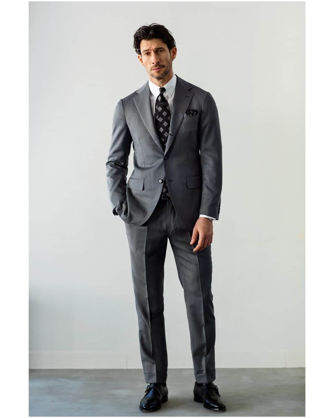 PITTI SNAP by BEAMSさんのインスタグラム写真 - (PITTI SNAP by BEAMSInstagram)「. スーツを着る悦びを、もう一度。Essential Styles  きちんと見えつつ着心地は羽織るよう Brilla per il gusto / PIACENZA ピンストライプ スーツ ¥132,000  ピッチ幅が狭く着やすいグレーストライプ地は、400年近い歴史を誇る世界最古の生地メーカー、ピアチェンツァ社のもの。しなやかなスーパー140’sウール製で、軽快な仕立てと相まって羽織るよう。  #mr_beams #beams #beamsf #brillaperilgusto #menfashion #menclothing #PIACENZA  #suitstyle #スーツコーデ  #ringjacket #RINGJACKET」2月27日 21時00分 - mr_beams_webmagazine