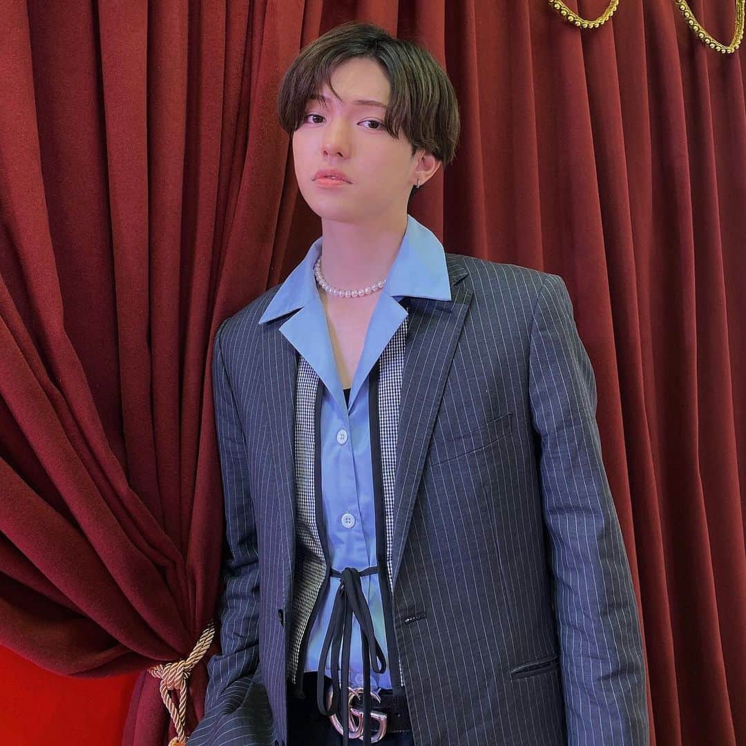 のインスタグラム：「( @tfac__official )の卒業展に 毎年恒例、審査員として お邪魔してきました。  あ、そして髪の毛をドラマの為に フレーミングやめちゃいました。  ( @takeshi_furukawa_ )さんに やってもらったよ。ありがとう。  僕が出演するCSテレビ朝日のドラマ ( @zettaibl_dorama )のInstagram チェックしてくださいね！  いや、タグ付けしすぎやろがい！」