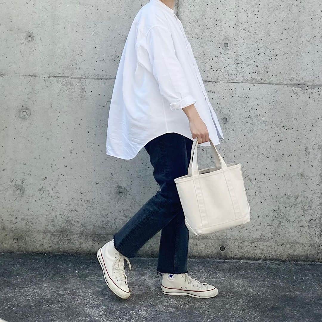 ryokoのインスタグラム：「▪︎ . 白黒 . . . shirt #graphpaper  bottoms #apc  shoes #converse  bag #llbean」