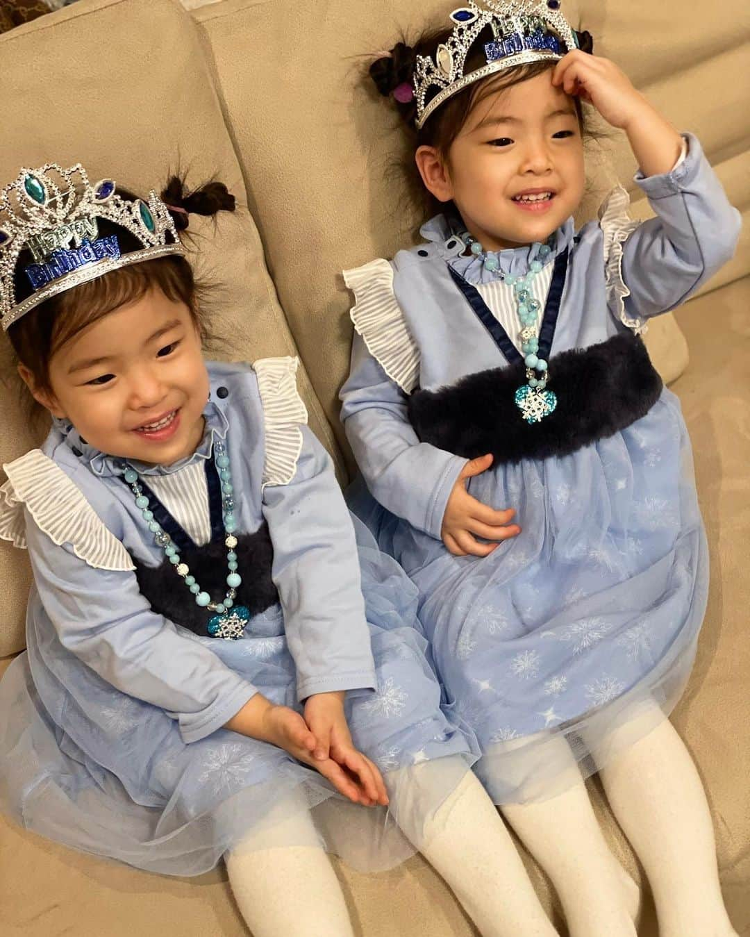 遠近由美子のインスタグラム：「先日、おかげさまで、我が家の双子さん３歳のお誕生日を迎えることができました👧👧  誕生日後に、久々のお熱ピンポン🏓＆私もうつったり、検査したり、仕事したり、で、気づけば3週間以上経っちゃいました… 😆  突然やってきたプリンセスブームにより。。  この頃、出先で「お名前は？」と聞かれると、すました顔で「アナです♡」「エルサです♡」と答えます😂  沢山の友人達に見守って頂き、助けて頂きながらここまで大きくなった幸せな双子たちです😌  こんなに重たくなって、こんなによく喋るようになったよー！と、2人を連れて会いに行きたい方が沢山いて。。それってなんてありがたい環境なんだろうと感じています。  もぉ👿💢と怒ってしまうことも増えてきて、ひとり反省をしては、、またプンプン💢💨の繰り返しですが。。  2人の笑顔が何よりもの宝物✨  ママにしてくれてありがとう。 元気に育ってくれてありがとう。 ３歳、おめでとう 😊❤️ L&M  Order made cake by @mysons.life   #3歳誕生日 #3歳誕生日プレゼント #双子　#twingirls #双子育児 #プリンセスドレス #オーダーバースデーケーキ #アンパンマンケーキ」