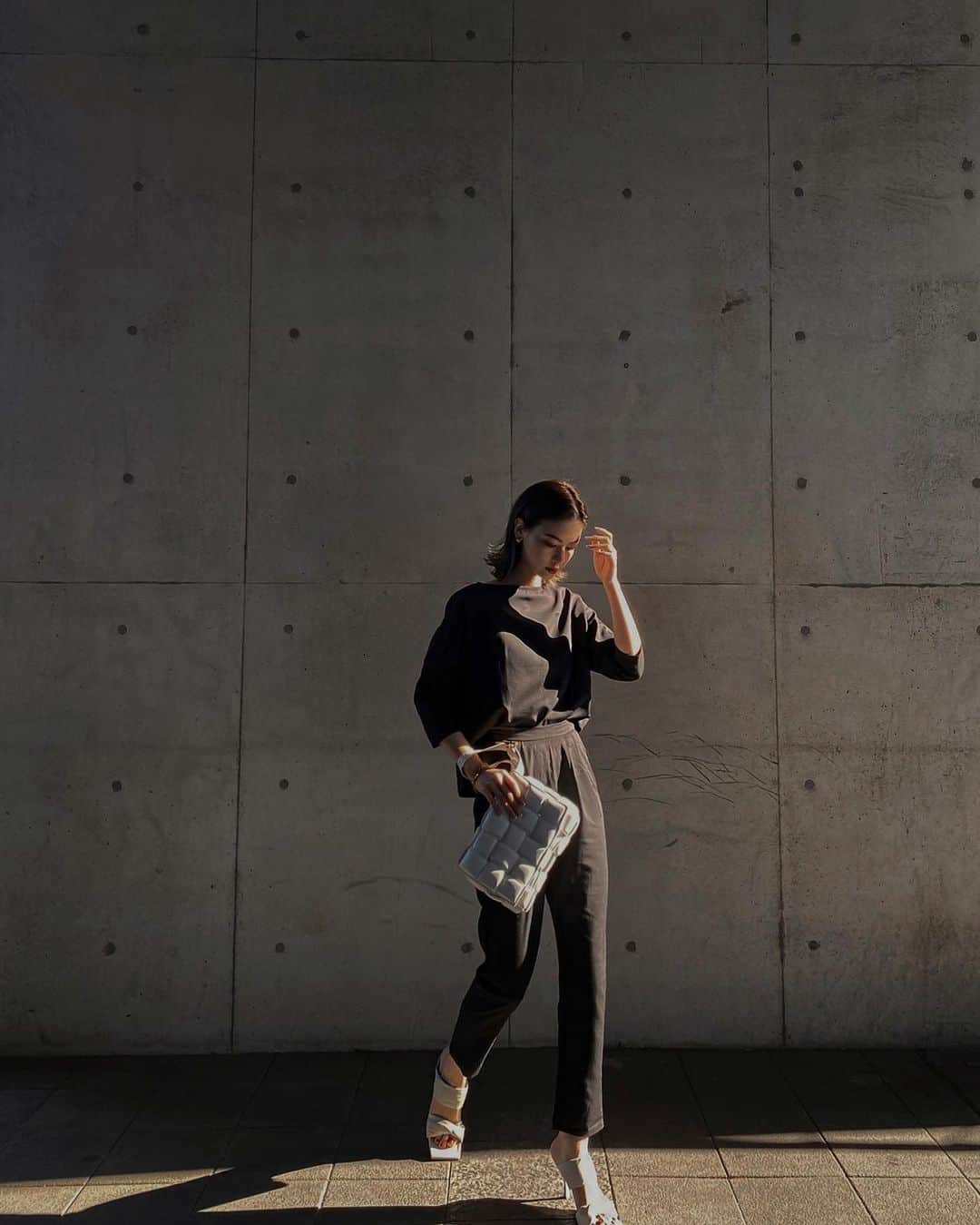 孫きょうのインスタグラム：「🌑🌑🌑  set up @titivatejp  ちょっとしたフォーマルな場面や、 入卒園などオケージョンにも使える🎓  トップス、ボトムそれぞれで合わせて 3wayにもなるから着回し抜群アイテム✔︎  #ootd #outfit #titivate #ティティベイト #titivatestyle #3WAY七分袖セットアップ #入学 #入学式コーデ #卒業 #卒業式コーデ #ママコーデ #フォーマルコーデ #セットアップ」