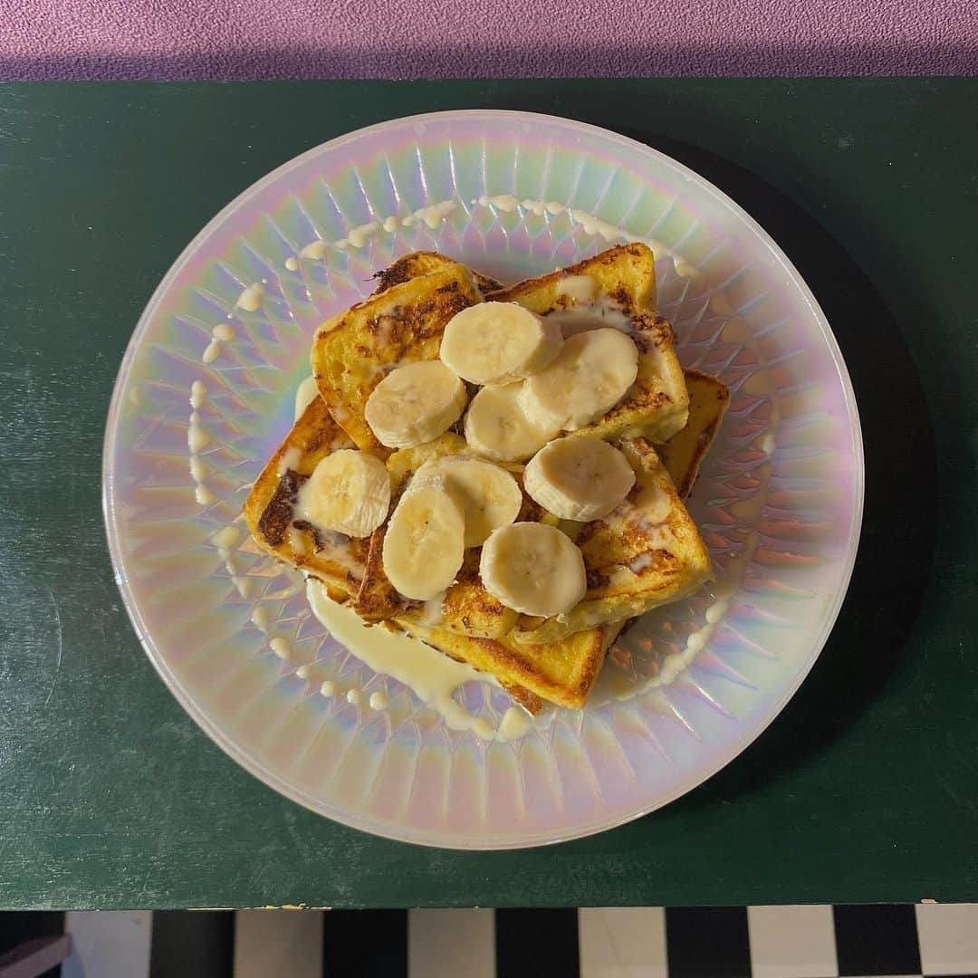 相羽瑠奈のインスタグラム：「🍞🧈🍌  昨日は、買ったのに食べるの忘れて溶けてしまった"かじるバター アイス"の使い道、ストーリーでたくさんアイデア送ってくれてありがとうございました😹 冷凍庫がないもので再び凍らすことができず、、（あるけど使えない）フレンチトーストに使う！っていう意見が多数だったのでそうしました💛 卵液にも混ぜて、最後にトッピングとしてもかけてみたよ😇 美味しかった！けど、シンプルにアイスとして食べるのが一番美味しい！こんなに美味しいのにもうすぐ販売終了らしいので、また明日も食べようと思う…🥲🧈 #フレンチトースト」