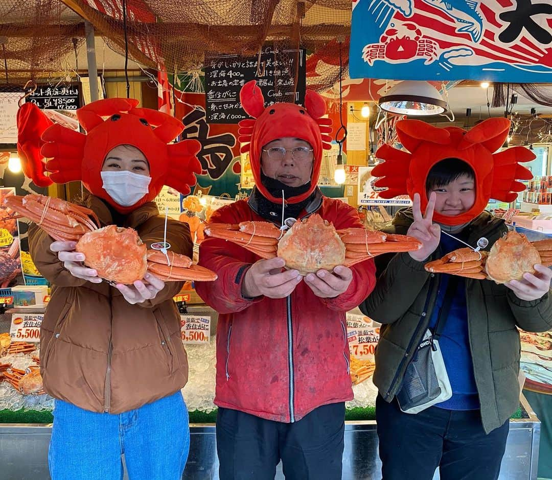 朝市広場のインスタグラム：「ワタシらも カニでウキウキしたやん🤩  大将tubeも登録したやん🤩  大将最高やん🤩  次湯楽来ます🤩🦀✌️  #松葉がに#セイコガニ#せこがに #かに刺し#かにすき#焼きガニ  #柴山がに#津居山蟹 #松葉ガニ#カニ女 #かに好きと繋がりたい  #カニ男 #城崎温泉街  #かに料理 #湯楽#香箱蟹 #朝市広場  #カニと撮影できます #カニスタグラム  #全国宅配#かに #城崎温泉#通販可能#ネット通販 #japan #kinosaki#trip #crab#旅行好きと繋がりたい  #全国宅配#大将tube」