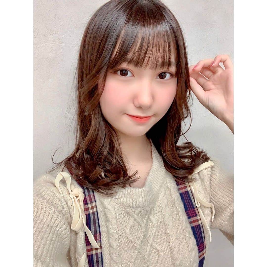 宮田有萌のインスタグラム：「ヘアカット⁎⁺˳✧༚  10cmくらいバッサリ切っちゃいました(*´-`)  髪の毛洗うのすっごい楽だ(о´∀`о)  似合ってるかな？  #ヘアカット #ミディアム #バッサリカット #レイヤー #ラストアイドル #宮田有萌」