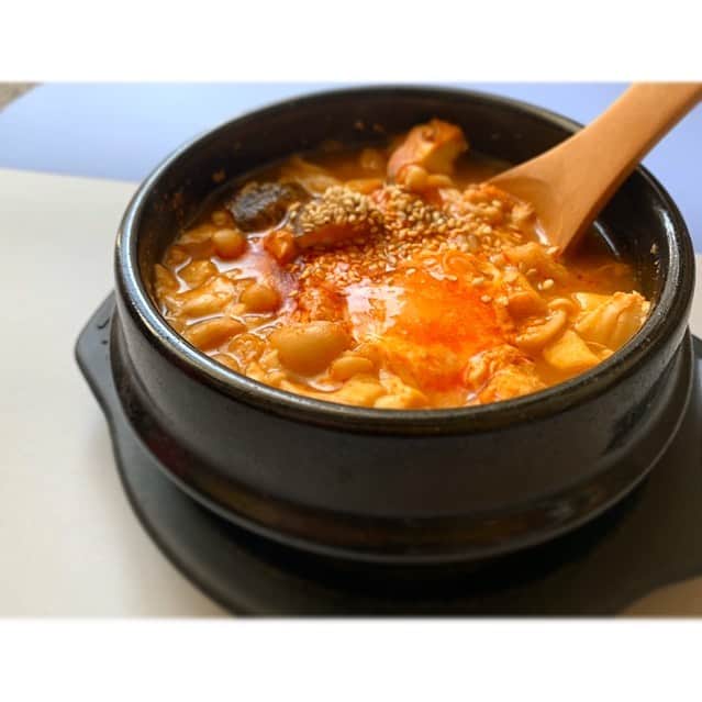 七瀬遥のインスタグラム：「今日は寒いね〜❄️ お家でスンドゥブ〜🍲 昔、韓国料理屋でバイトしていた事があったんだよ😊懐かしい✨✨ だから、韓国料理は大好きなのです😚❤️ みんなでワイワイ韓国料理食べに行きたいなぁ🐷  今日は、このスンドゥブの写真に  『無条件の愛と祝福のエネルギー💖』  が流れるように設定しました👍 良かったら受け取ってくださいね🤗✨  「受け取る」と意図してもらうだけで流れるように設定しています✨  #スンドゥブ#純豆腐#美味しい#懐かしい#韓国料理#delicious#happy #home#fun#good#friend#family#happy#love#happiness#good#smile#tokyo#japan」