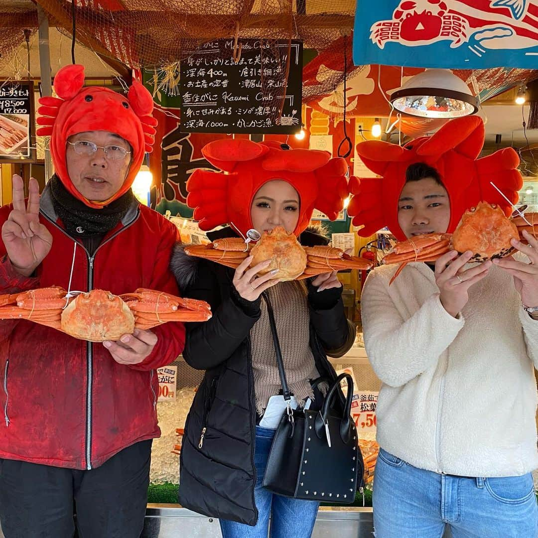 朝市広場のインスタグラム：「今日は奮発してカニ刺しや🤩  悩んだけど ドーンって買うたったで🦀🦀🦀  写真ありがとう😊 by 大将  #松葉がに#セイコガニ#せこがに #かに刺し#かにすき#焼きガニ  #柴山がに#津居山蟹 #松葉ガニ#カニ女 #かに好きと繋がりたい  #カニ男 #城崎温泉街  #かに料理 #湯楽#香箱蟹 #朝市広場  #カニと撮影できます #カニスタグラム  #全国宅配#かに #城崎温泉#通販可能#ネット通販 #japan #kinosaki#trip #crab#旅行好きと繋がりたい  #全国宅配#大将tube」