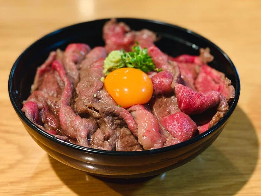 前川由希子さんのインスタグラム写真 - (前川由希子Instagram)「牛丼を超える牛丼✨  しっかりした一枚肉が レアぎみに焼かれてドーンと。 輝いてる！  スープ、キムチ、卵がセットで800円。 私は、肉1.5倍（1,000円）をいただきました。  これを牛丼と呼んでいいの？😂 これ食べたら、他の牛丼じゃ満足できなくなりそう！  #池ぽん  #牛丼  #池ぽんの牛丼  #福岡グルメ  #福岡ランチ  #博多グルメ  #博多ランチ」2月27日 21時06分 - maekawa.yukiko