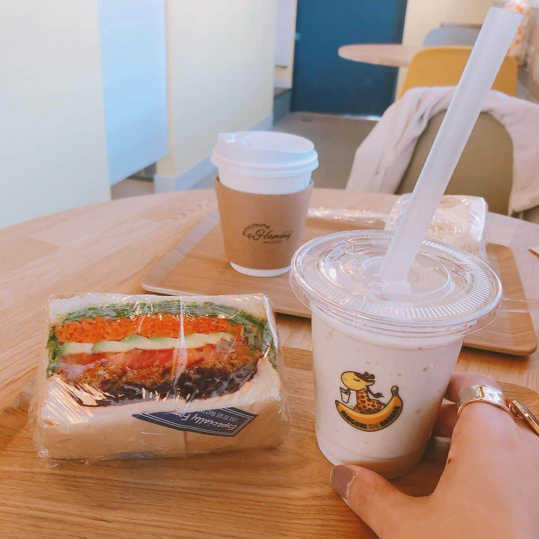 lily112988さんのインスタグラム写真 - (lily112988Instagram)「: #cafestagram . . #断面萌え と #バナナジュース  🥪🍌  やっとやっとやっと 行けた #念願の  @and_hammy  ユイ @yui_akhi  ジュンさん @akhfamily  おめでとうございます🎉 プレ前日に 足折って まじでごめんなさい🙇🏻‍♀️🙇🏻‍♀️🙇🏻‍♀️笑 #もはやネタ   萌えだけじゃなく ほんとに美味しいサンドイッチと まがりDEバナナ @rin.banana.juice の 激うまバナナジュース！  なんもしてないよ〜 ってケラケラ笑ってたけど たくさんの努力で出来たお店💞 微力ながら応援させてね🙋🏻‍♀️  葛西駅からすぐ！ 駐車場も周りにたくさんあるので 臨海公園へのピクニックの前とかにも 寄りやすいよ〜🚘 ぜひ行ってみてね🥰  ちなみに お土産に買って帰った イチゴとバナナのサンドは うっかり目を離した隙に 秒で無くなりました😇 おい…写真……😇😇😇 また買ってきます😭w . フミちゃん お迎えありがとう🤍🤍 @osho.ff . . ━━━━━━━━━━━━━━━ & Hammy @and_hammy  サンドイッチとコーヒーとバナナジュースのお店 📍江戸川区中葛西5-40-8 業務スーパー河内屋 裏 🥪☕🍌 ━━━━━━━━━━━━━━━ . . . #cafe #カフェ #カフェ部 #カフェ活 #カフェ好き #カフェ巡り #cafestagram #instacafe #tokyostyle #東京カフェ #tokyocafe #東京カフェ巡り #東京グルメ #東京スイーツ #coffee #コーヒー #coffeetime #instacoffee #tokyocoffee  #葛西 #江戸川区 #葛西グルメ #サンドイッチ #バナナジュース #タコスサンド #公園 #パクチー大好き」2月27日 21時08分 - lily112988