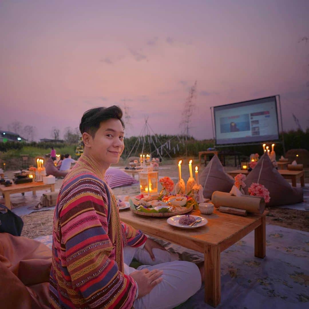アイス・サランユーのインスタグラム：「Movie Time  In a wonderful field theater @srinaman_nan  #ศรีนาม่าน  #น่าน #nan #เที่ยวทั่วไทยกับไอซ์ศรัณยู」