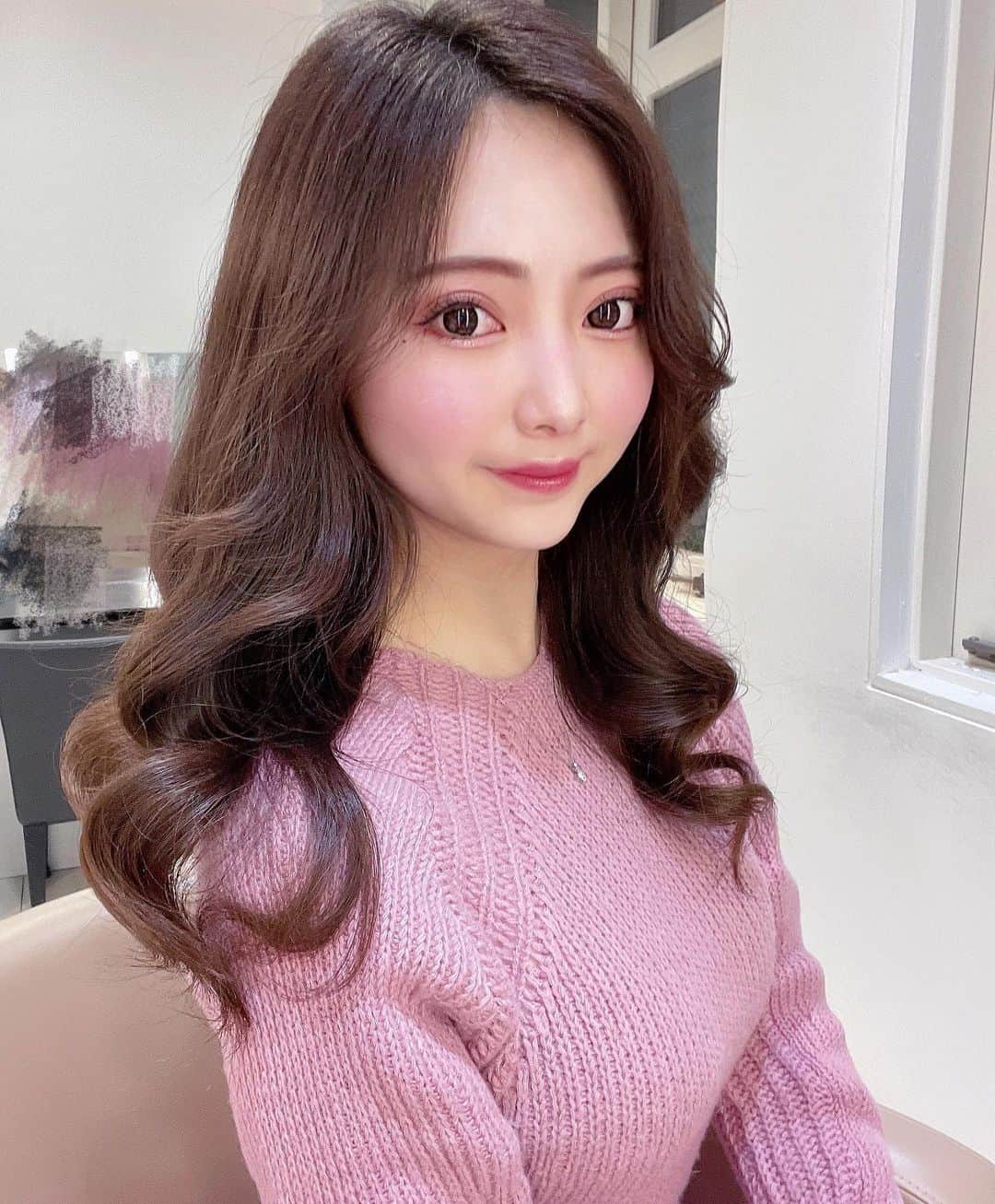 MAMIのインスタグラム：「RISELの柚木さんに レシェリトリートメントしてもらったよ✂︎  最近全然トリートメント行けてなかったから 久しぶりに行けて嬉しい😭髪が生き返った…💇‍♀️💗  アイロン通さなくてもサラサラになるし ほんとにおすすめだからみんなも行ってみてね🤍  #トリートメント　#レシェリトリートメント#撮影データ#メイク #韓国メイク#韓国#韓国ヘア#ブルベ #まつげパーマ #パリジェンヌラッシュリフト #photo #pic #photography #make #followｍe #lfl #makeup #me #f4f #l4l #サロンモデル#photooftheday #fff #like4like #follow4follow #ootd #instagood @allure1902 @b_b_j.j」