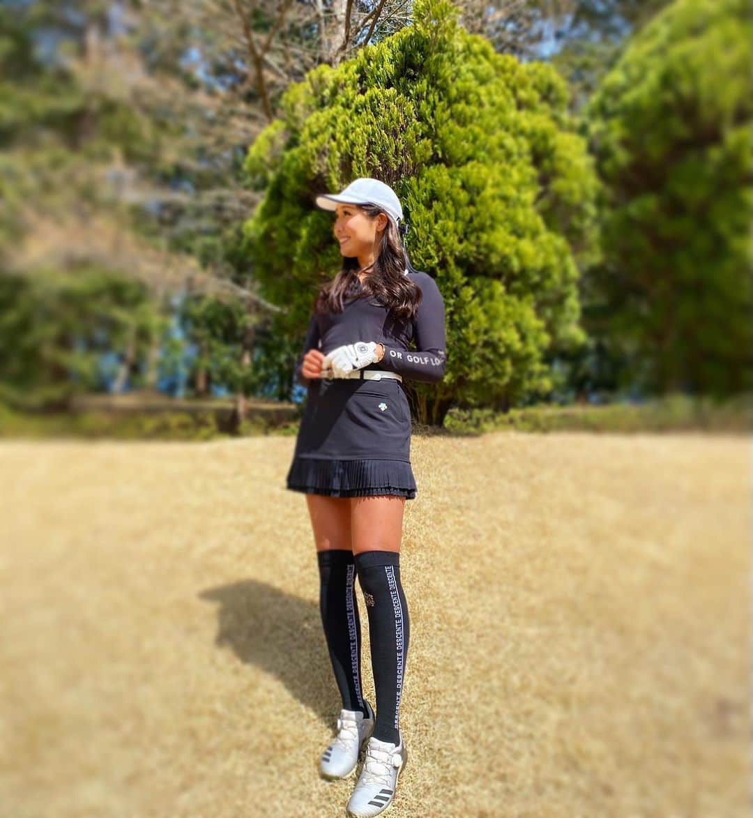 yurieさんのインスタグラム写真 - (yurieInstagram)「今日の🖤BLACK コーデ🖤  このスカートも @descentegolf のLUXE COLLECTION の物☺️  スカートの裾がヒラヒラで上品に揺れる✨🥰🖤  新作の靴下もインパクトがあってドストライク😍  あー可愛い😍 可愛いゴルフウェア着て、ゴルフしてる時が幸せ☺️  可愛いゴルフウェアが着たい❣️ ってゴルフ始める女子が増えてるみたい☺️💕  嬉しいなあ〜😍 可愛い❤️素敵❣️が何かを始めるキッカケなるって凄く良い事だよねー☺️♪  ゴルフ女子がたくさん増えますよーにー🥰  #descente  #descentegolf #デサントゴルフ　#デサントゴルファー　#デサント大好き　#デサント　#春夏ゴルフウェア　#ゴルフウェアコーデ　#春夏ゴルフコーデ　#ootdgolf #女子ゴルファー　#80台ゴルファー  #可愛いゴルフウェア　#ゴルフウェアレディース  #ゴルフウェア可愛い　#かっこいいゴルフウェア  #ゴルフ女子　#ゴルフウェア　#リュクスコレクション　#デサント女子」2月27日 21時13分 - yurie808golf