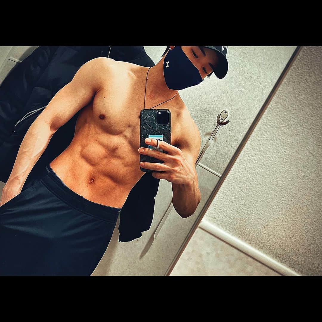 工藤大貴のインスタグラム：「最近は友達と一緒にジム行くのが楽しみです🏋️  そんな昨日はバチバチに背中鍛えました。 なのに写真は正面…全くパンプしてないし、減量中やけんダメだこりゃ。  当分の課題は肩と腕ですな💪  #筋肉 #筋トレ #トレーニー #トレーニング #workout #ワークアウト #ダイエット #減量 #ジム #トレーナー」