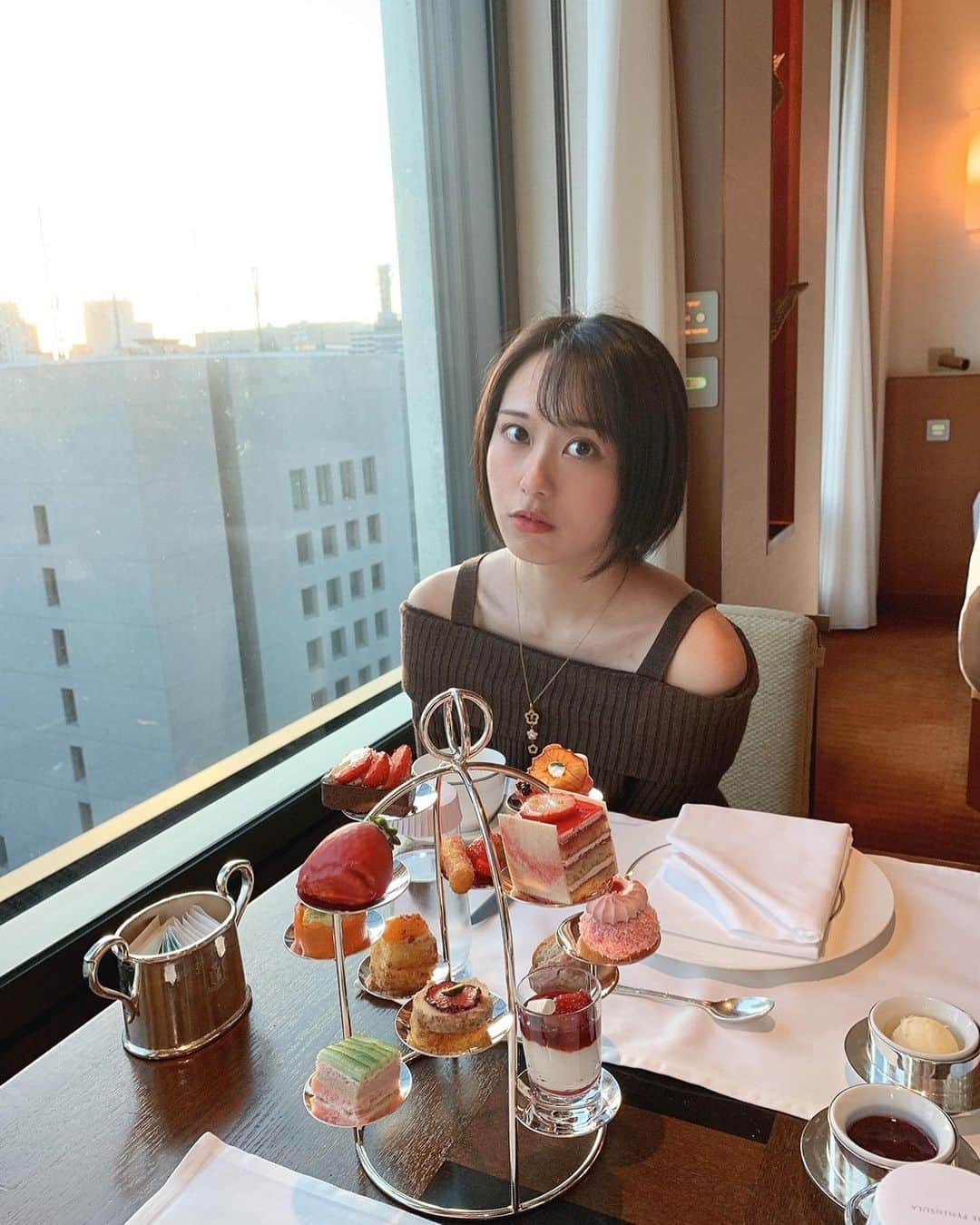 上野瑚子のインスタグラム：「ペニンシュラのアフタヌーンティーをお部屋で♡ のんびりワイン飲みながら夜までだらだら食べるの最高...！ . . . #ペニンシュラ東京 #ペニンシュラ #アフタヌーンティー #peninsulahotel #peninsula #ホテル #ホテルステイ」