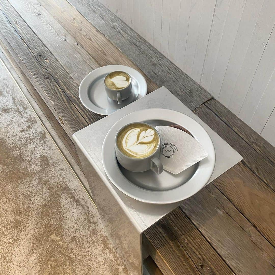 宮川春蘭のインスタグラム：「@loosekyoto  超めずらしい、もはや初めてレベルのカフェ投稿☕️ 清水寺近くのドーナツが美味しいお店 ほうじ茶ラテも甘すぎることなく絶妙！ いるだけでマイナスイオン感じる落ち着き空間だったので、着物観光で疲れた時におススメスポットだと思いました🌝 カフェ活は空間への投資🎗 . . .」