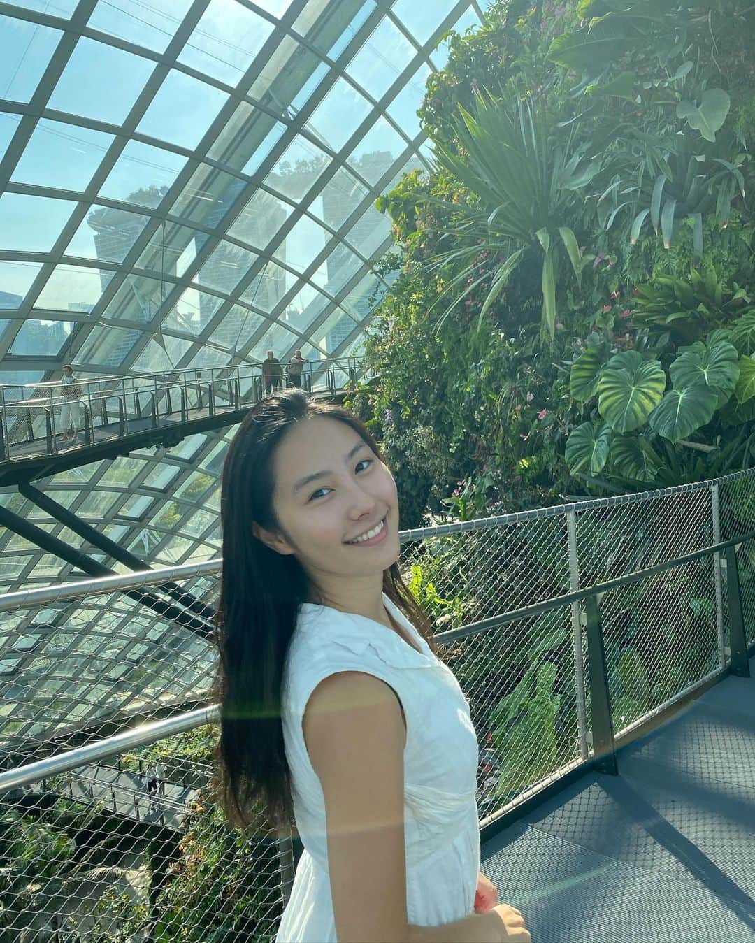 里彩さんのインスタグラム写真 - (里彩Instagram)「Love Singapore so much🇸🇬🥺✨ I miss the hot weather❤️  #singapore #memories #marinabaysands #greenbeauty  #シンガポール #マリーナベイサンズ #過去pic #思い出」2月27日 21時16分 - risa_gram611