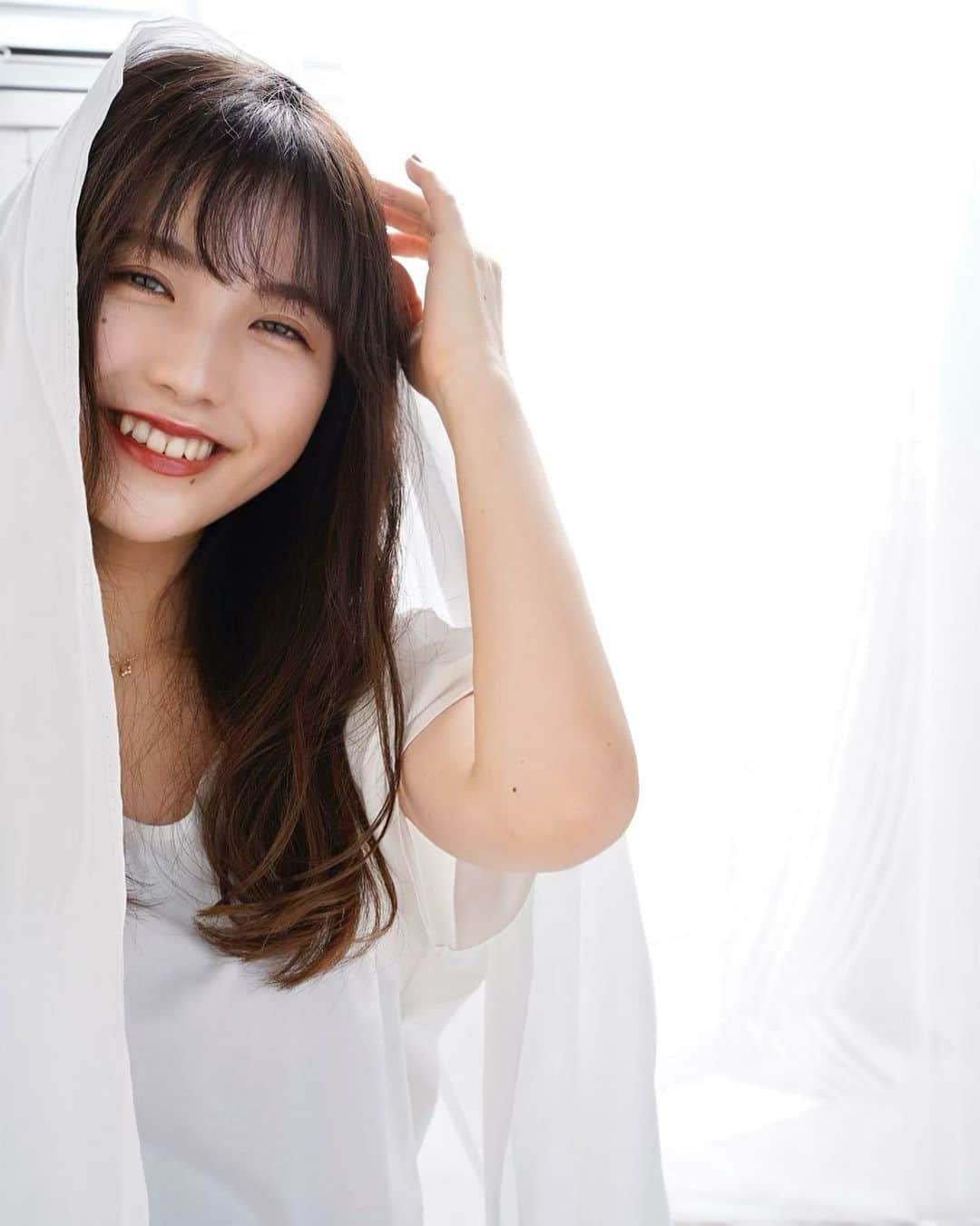 kasumiのインスタグラム：「カーテンの中〜太陽と彼女と私〜🐚🧸  ちょっと前に撮った過去pic スマイル100パーセントです☻☻☻  前髪があると本当に印象が違うぞ🤭 でもせっかく伸ばしたので しばらくはこのまま😂」