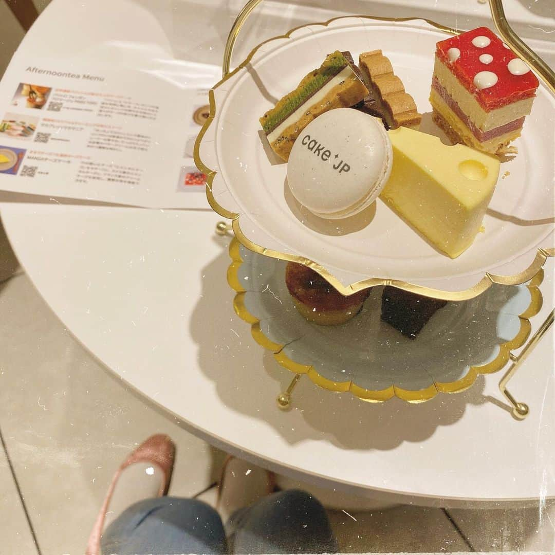 飯坂采子のインスタグラム：「Afternoon Tea 🍰〰️⠀ 今日は,午前中から有楽町へ。ケーキ専門通販サイトの @iiicakejp さんが開催するスイーツ展にお邪魔してきました🎪♡. 会場は可愛いスイーツがいっぱい！会場では有名店のスイーツをアフタヌーンティー形式で楽しんできたけど...普段は,有名店のスイーツがぎゅぎゅっと集結されている公式サイトから簡単に注文ができて,おうちでお取り寄せスイーツが楽しめちゃいます🥰⠀ ⠀ #cakejp#pr#afternoontea#スイーツ展示会#スイーツ通販#お取り寄せスイーツ#有楽町#有楽町マルイ#アフタヌーンティー#あや_カフェ_#あや_日記」