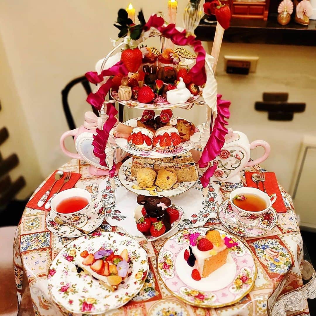 のインスタグラム：「あふあふアフタヌーンティー♪ 【カフェ アコリット】 期間限定 🍓 いちご狩りアフタヌーンティー 🧸くまケーキ  ビジュアル美しいケーキが人気のカフェアコリット いま5種類の旬のいちごを使ったアフタヌーンティーが登場中！  しかもアフタヌーンティーにも、人気のビジュアル映えるケーキから好きなものを選べます！  フレッシュいちご、いちごスイーツ、サンドイッチなどのセイボリーなどボリュームも満点で大満足にゃー😸  詳しくは、ハイライト「散歩の達人」のリンクを . 🚶東京都豊島区目白3-4-15  目白駅から徒歩約1分 営業日、営業時間はお店のSNSで確認を @cafe_acorite  #黒猫食べ過ぎ #アフタヌーンティー #カフェアコリット #黒猫目白 #黒猫といちご」