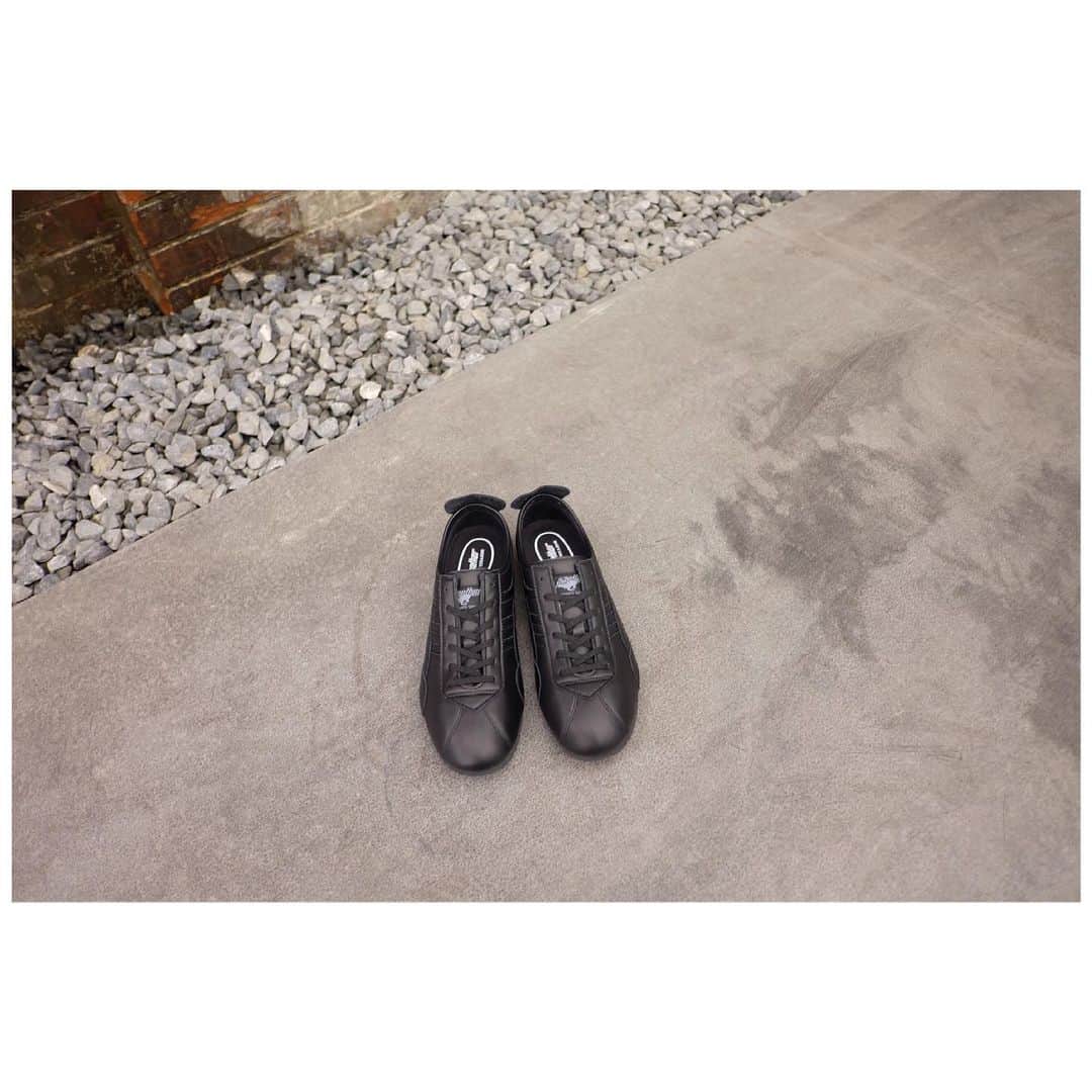 のインスタグラム：「. PANTHER GT DELUXE LE  . col. ALL BLACK MADE  IN JAPAN . ====================== モデル名： パンサーGTデラックスLE  . col : オールブラック . ALLスムースレザーのGTデラックスLE . スエード×スムースレザーのGTデラックス . ユニセックスサイズ展開 . 日本製 ====================== . . . #panthergtdeluxele  #パンサースニーカー #パンサー #panther_jp」