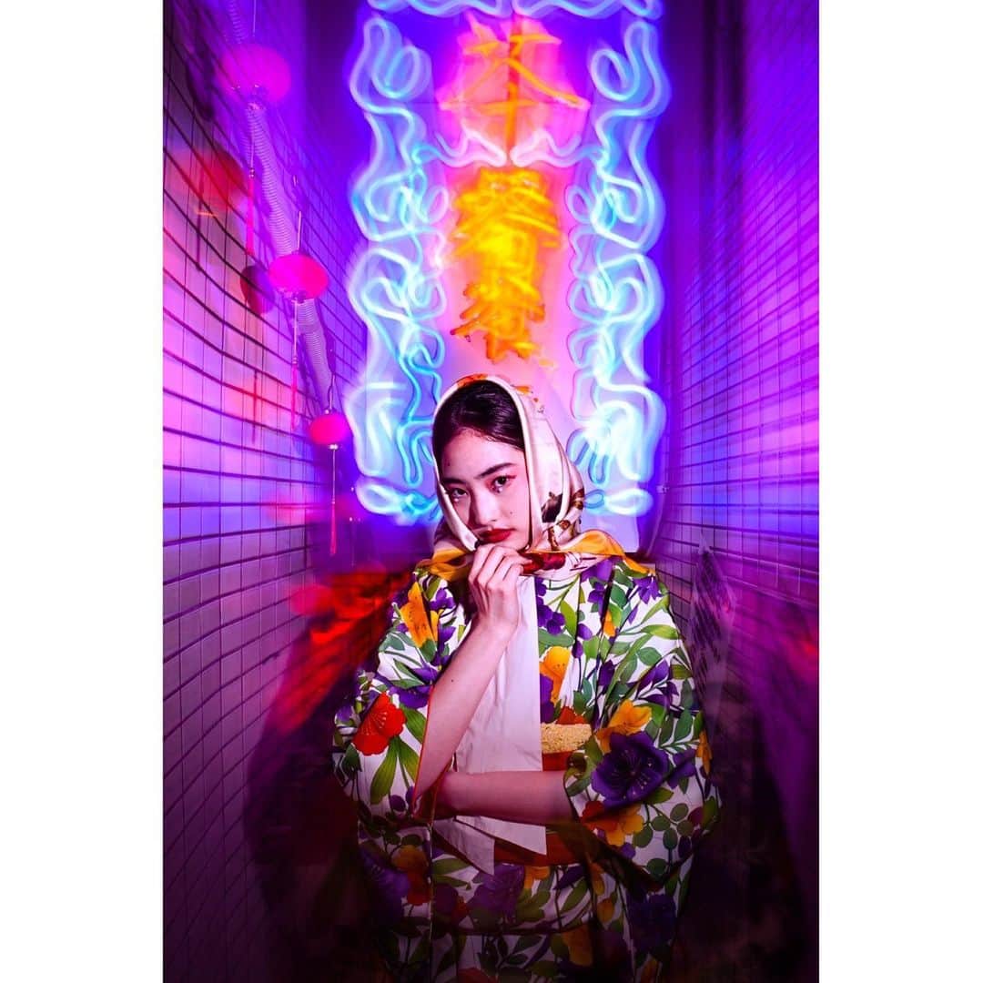 長谷川瑞佳のインスタグラム：「. photo by @rei122k  styling by @omemekirakira_nanamichannano   これにてこのシリーズを一度終了します✨ Twitterにもインスタには載せていない写真を載せるので是非見て下さい☺️ Twitter▶︎mgu01_mizuka  #作品撮り #作品撮りモデル #被写体#ポートレート#ポートレート撮影 #ポートレートモデル #和モダン#ヘアアレンジ #ヘアメイク#被写体モデル#着物 #photo#portraitphotography #portrait #model #photography #works#picture」