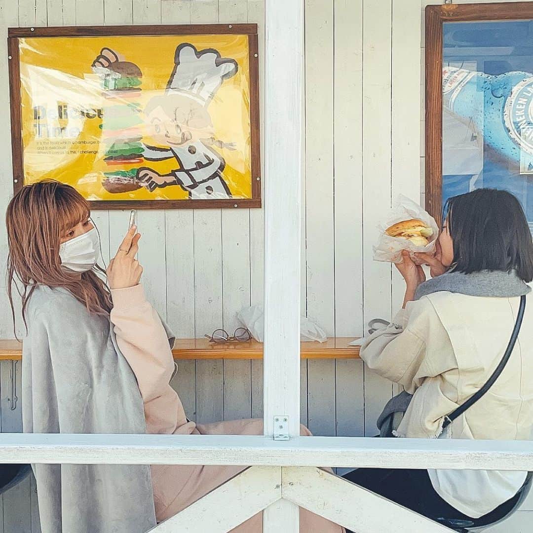 松田 美奈子さんのインスタグラム写真 - (松田 美奈子Instagram)「久々の親子ショット👴🏻📸 なかなか最近は顔出すの嫌がるので私的には貴重な思い出🤤 もっと大きくなったら一緒に海外に女旅したいな💯 . 大きくなると手は昔ほどかからないけど、気持ちが子供ではなくなってくるから接し方が難しいんだよなぁ🪴 子育ては人間力の学びだよなぁと最近痛感してます🧚🏻  思春期っていつまで続くんだろう🌿🐶」2月27日 21時20分 - minacoro_