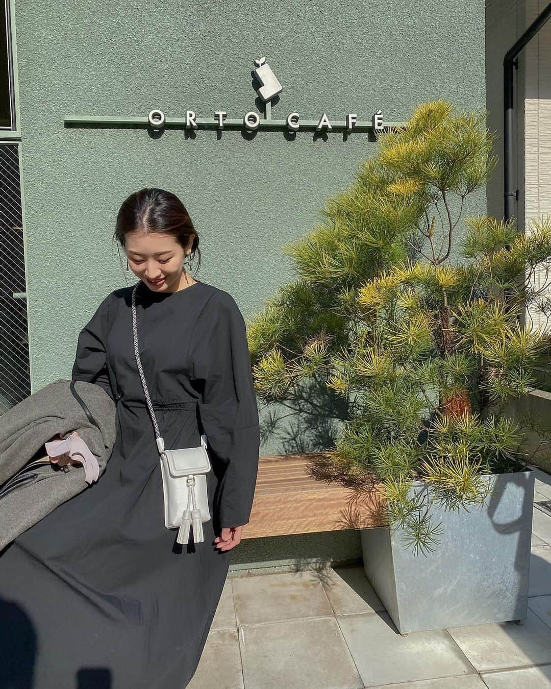 鬼辻麻衣さんのインスタグラム写真 - (鬼辻麻衣Instagram)「🖤　🤍　  @chuclla_official で見つけた シルエットが可愛いワンピースを 暖かかった日に着れた🍊🌿 ワイドな袖とウエスト部分の絞りが いい感じです。」2月27日 21時23分 - kitsumai