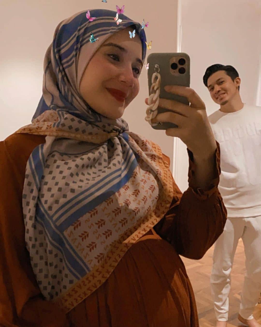 Zaskia Sungkarのインスタグラム：「MasyaAllah Tabarakallah   insyaAllah gak lama lagi kita ketemu ya anak shaleh 👶🏻 Qurrota A’yun ny mami . Semoga Allah mudahkan 🤲🏼  #34weekspregnant」