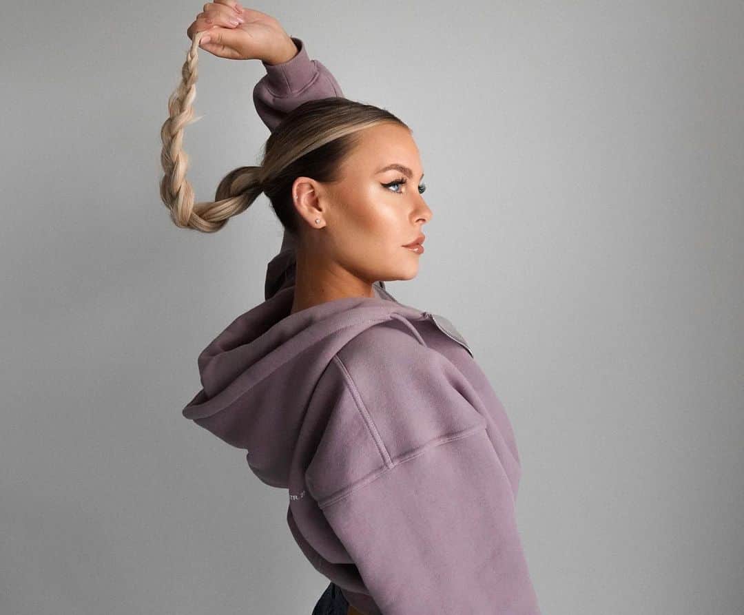 Dagi Beeのインスタグラム：「I‘ve stopped waiting for everything to be perfect - to be happy.」