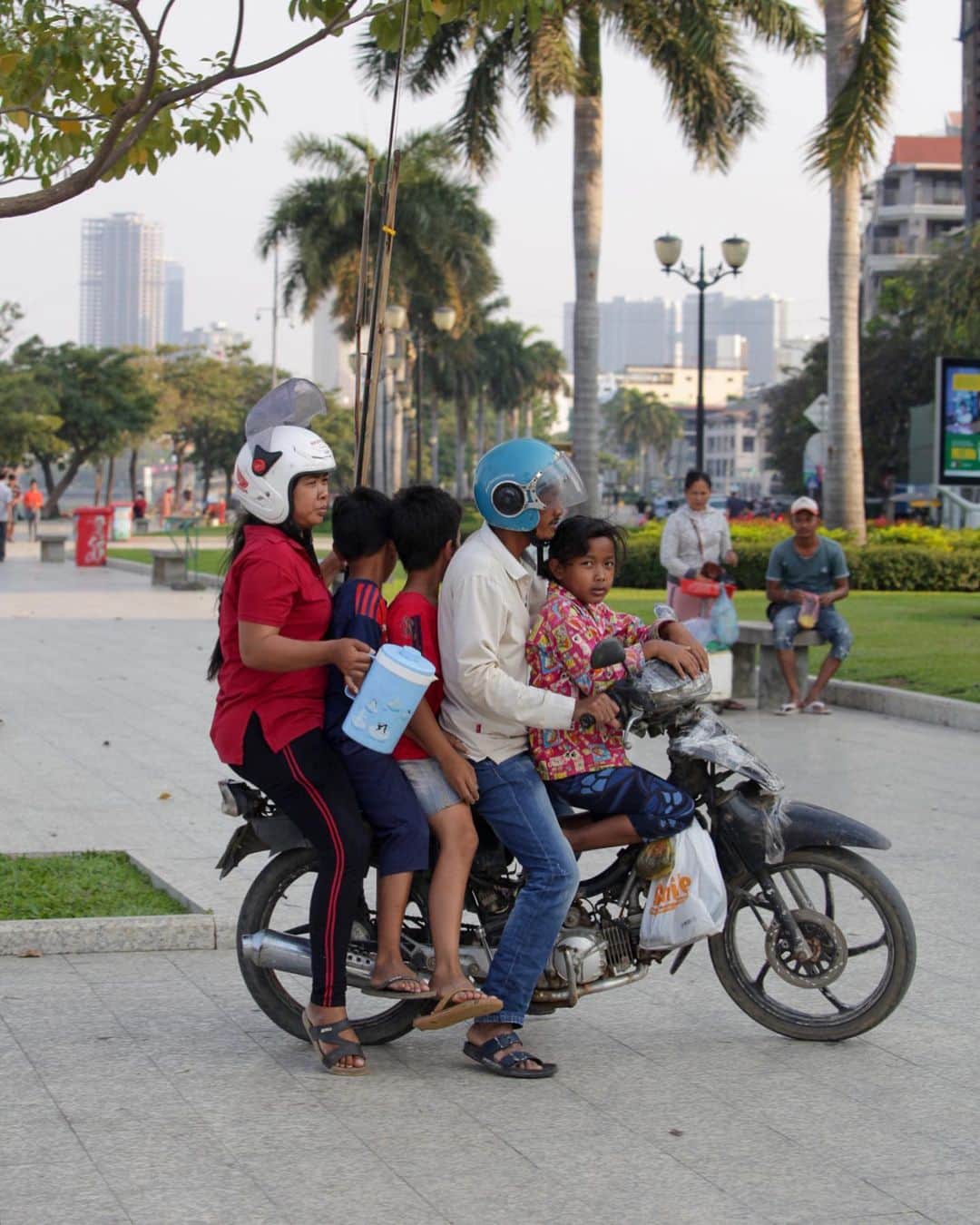 Shunsuke Miyatakeのインスタグラム：「Cambodian sedan, Phnom Penh, Cambodia」