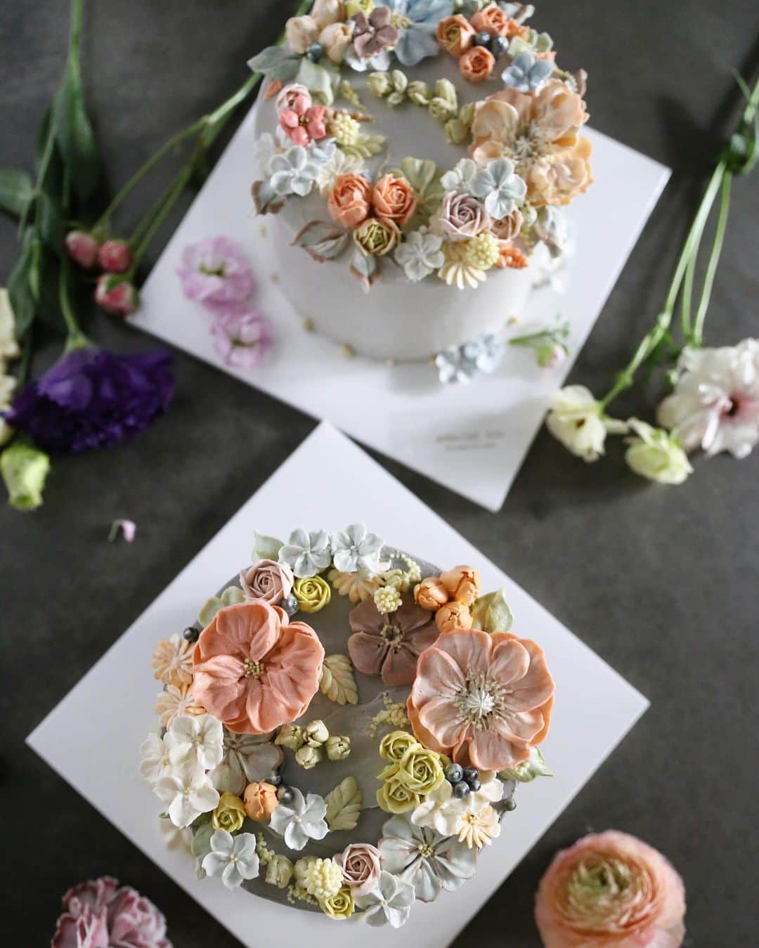 청담 수케이크 (atelier soo)さんのインスタグラム写真 - (청담 수케이크 (atelier soo)Instagram)「ㅡ Classic soo. Basic ⚜️ 플라워케이크의본질잊지않기 컬러.파이핑.어렌지.베이킹.매우중요한기본 buttercream flower cake  ㅡ #flower #cake #flowercake #partycake #birthday #bouquet #buttercream #baking #wilton #weddingcake ㅡ www.soocake.com」2月27日 21時36分 - soocake_ully