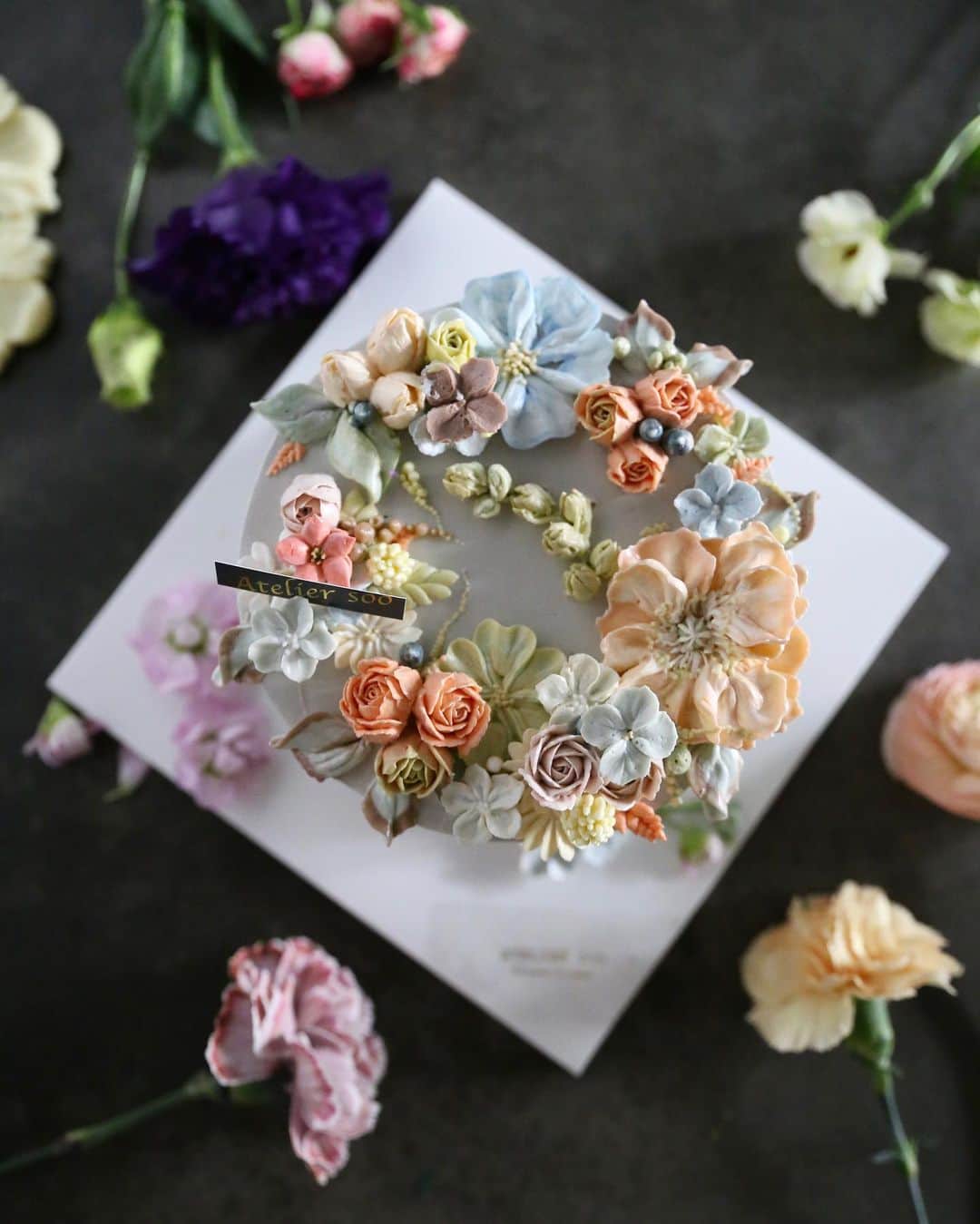 청담 수케이크 (atelier soo)さんのインスタグラム写真 - (청담 수케이크 (atelier soo)Instagram)「ㅡ Classic soo. Basic ⚜️ 플라워케이크의본질잊지않기 컬러.파이핑.어렌지.베이킹.매우중요한기본 buttercream flower cake  ㅡ #flower #cake #flowercake #partycake #birthday #bouquet #buttercream #baking #wilton #weddingcake ㅡ www.soocake.com」2月27日 21時36分 - soocake_ully