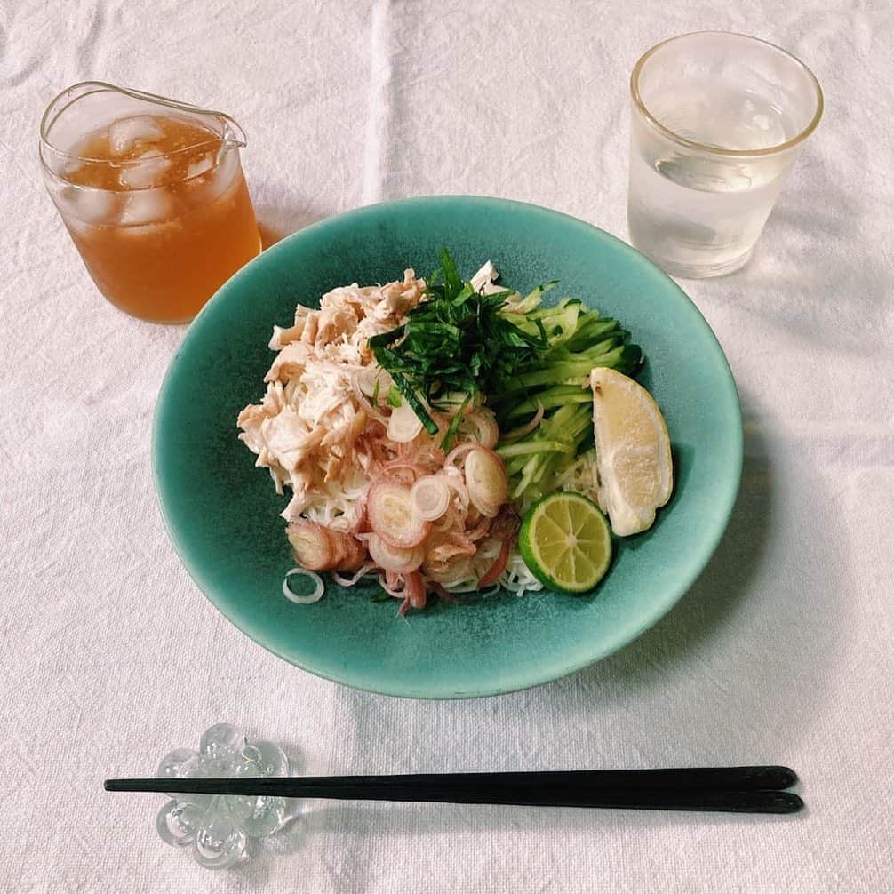 ginza magazineのインスタグラム：「【スタイリスト・小川夢乃さんの食卓SNAP📸】  さっぱりしたい日のお昼ご飯 暑い日の昼食に作ったのは、酢橘・檸檬・鶏の素麺。盛り付けたのは和田山真央さん作、エメラルドグリーンのお皿「朝顔鉢」。食欲が下がる夏には、目にも涼やかなガラスやブルーの器を使う頻度が自然と増えます。  ginzamaga.comではセンスのいい料理好きな方たちの食卓のワンシーンを紹介しています。 詳しくは『料理好きなあの人の器SNAP』で検索🔍 @ginzamagazine  #ginzamagazine #食卓SNAP #器SNAP #手料理 #料理日記 #料理記録 #料理好き #器のある暮らし #器好き #器と料理」