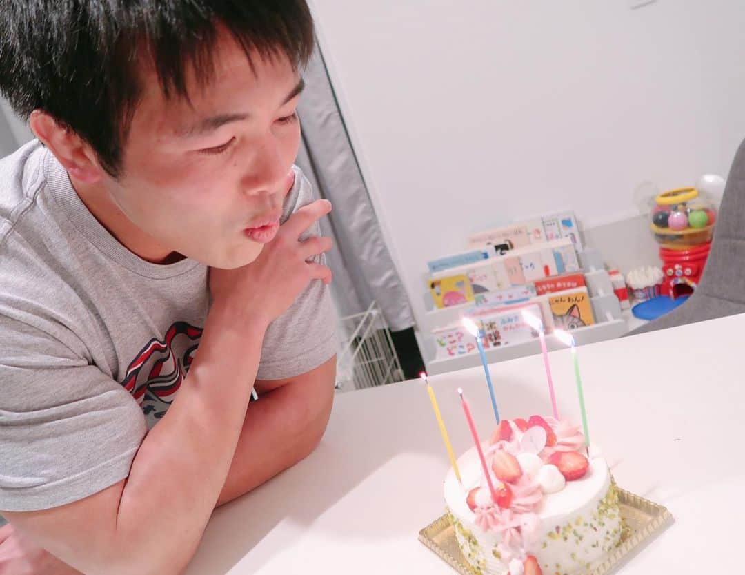 杉岡沙絵子さんのインスタグラム写真 - (杉岡沙絵子Instagram)「勇飛丸さん、 32歳おめでとう🎉🎂✨ 　 ・ ・ #happybirthday #ケーキの奥に映るアイシング笑」2月27日 21時36分 - saeko_sugioka