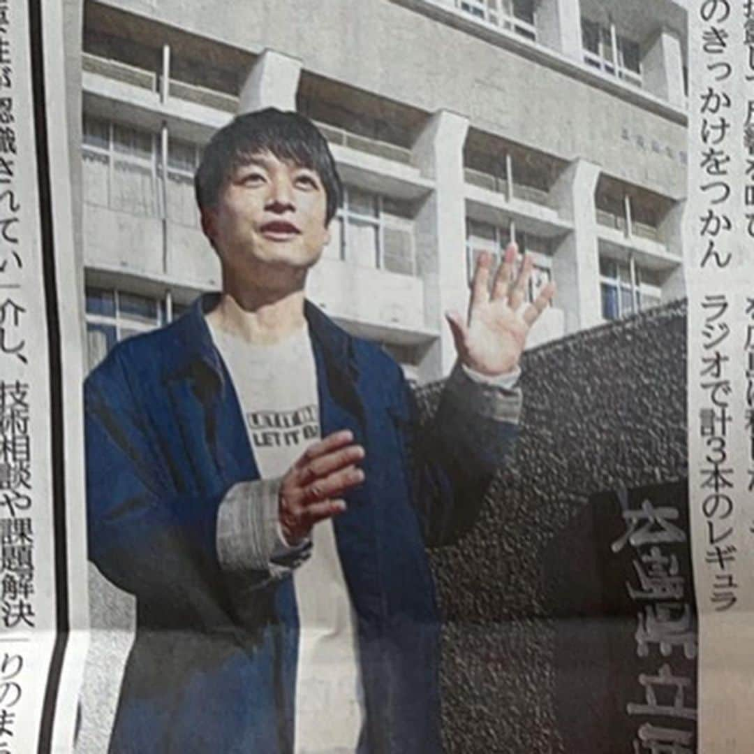 ゴッホ向井ブルーさんのインスタグラム写真 - (ゴッホ向井ブルーInstagram)「母校が閉校になるということで、卒業生代表として中国新聞さんに取材をしていただいたのですが、顔が語りすぎっていろんな人から連絡がきます。 顔が語りすぎってなんですか？ #卒業生代表の顔なんですけど #手がなんか嫌だって連絡もきた #定時制高校の川柳は正直者ばかり」2月27日 21時28分 - goghmukai