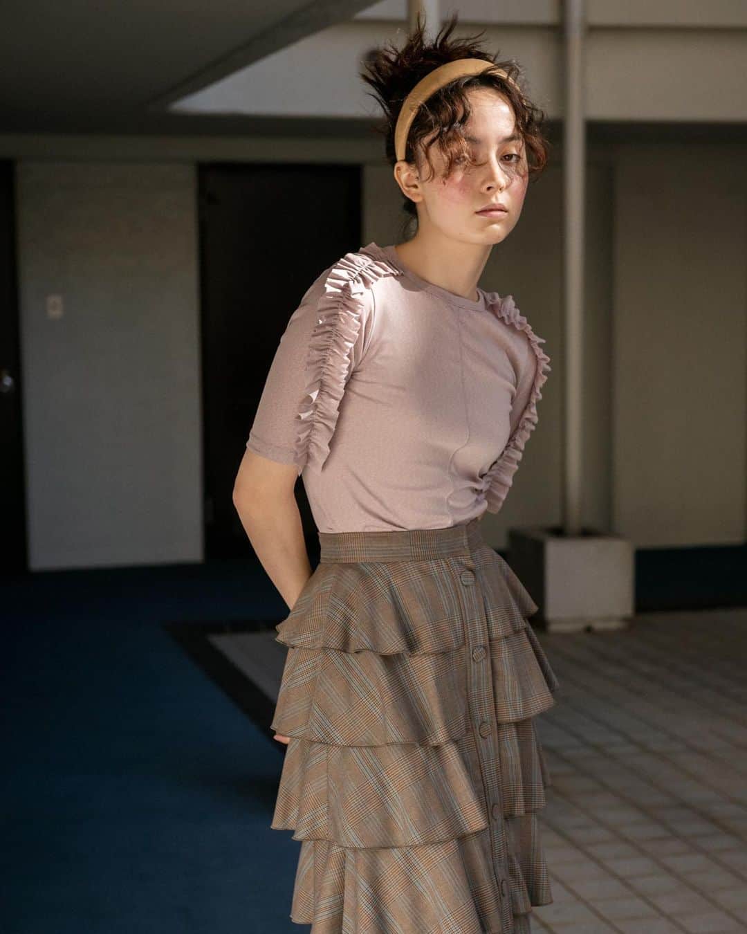 ファーファーのインスタグラム：「【EDIT】 issue.98 My Favorite  - 毎日に着たい服 -  肩から袖に向かってたくさんのフリルをデザインした シンプルで合わせやすいトップスは、 ティアードスカートに合わせて。  優しいニュアンスカラーをポイントに置くことで モード感をプラス。  tops ¥7,200+tax skirt ¥17,000+tax headband ¥3,600+tax  @furfur_official @furfur_official_staff  #FURFUR #ファーファー」