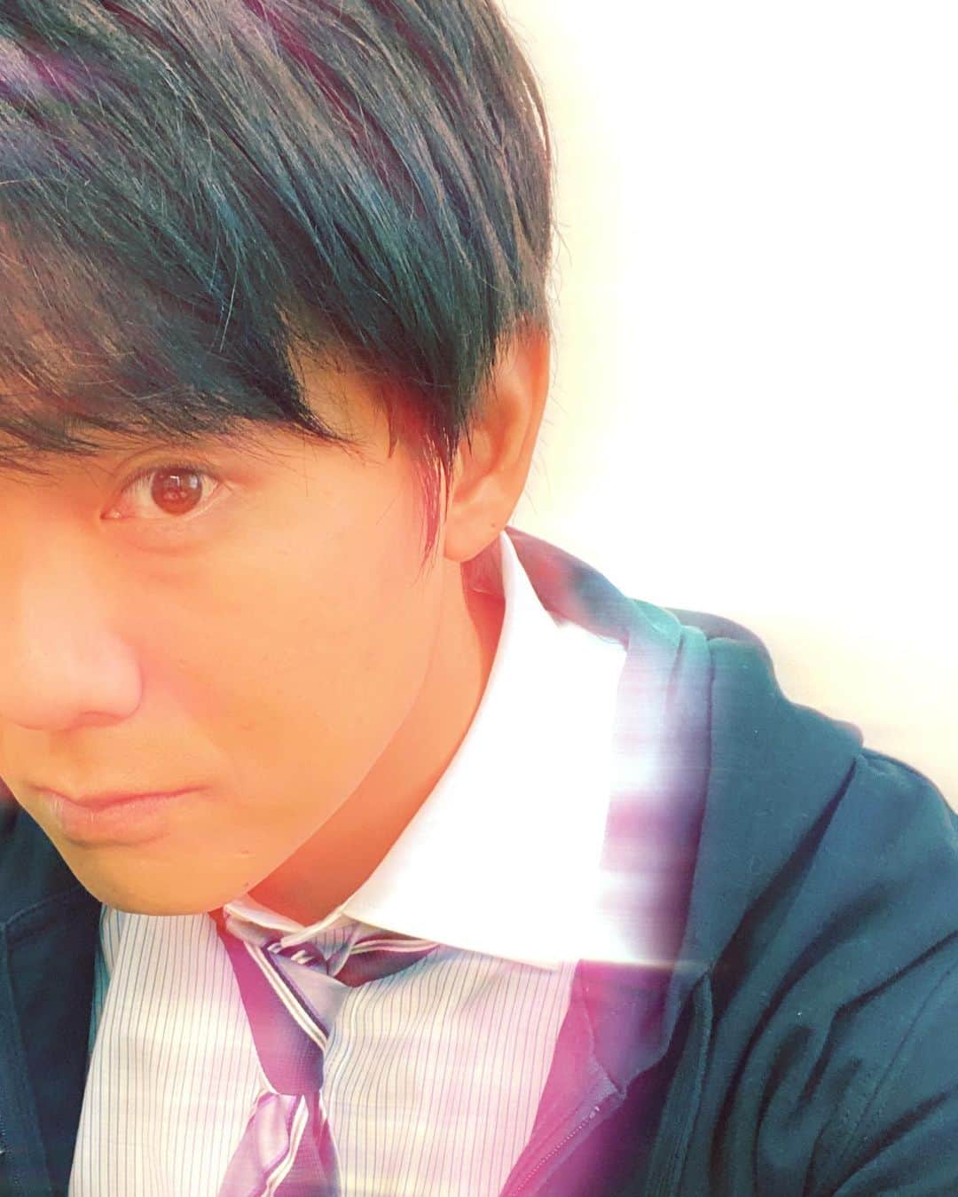長田成哉のインスタグラム：「今夜は第6話。 今日の撮影チームは長丁場。 オサダは一足先に終わり 「代わりにリアタイしときます」と告げてメイク落としました。笑 つーわけで、今夜も是非。 #レッドアイズ #俺は花粉症レッドアイズ」