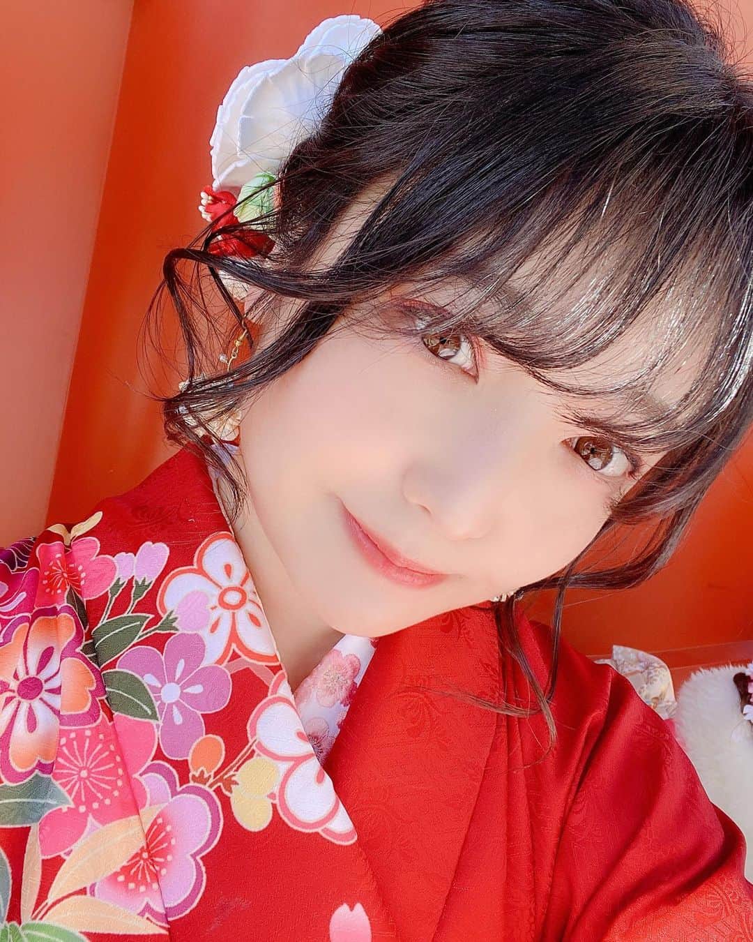 佐咲日菜のインスタグラム：「手作りピアスで振袖着た時の自撮りです☺︎☺︎☺︎」