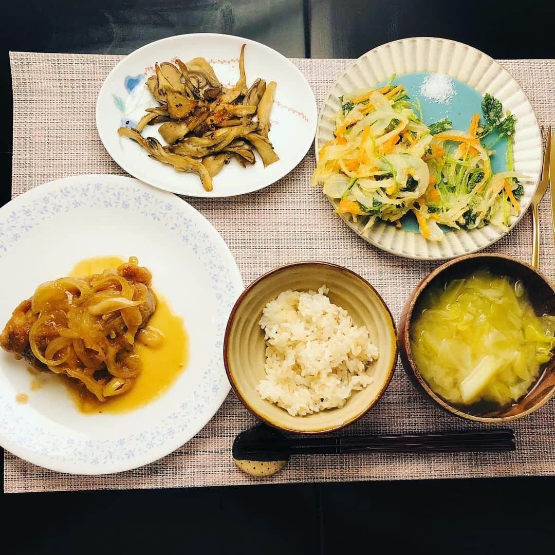 田野辺実鈴のインスタグラム：「今日の晩ご飯💁‍♀️ やっぱり揚げ物が好きです🍤  ★かきあげ ★チキンのジンジャーオニオンソテー ★舞茸の醤油マヨ炒め  かき揚げが美味しくできたので 追加で揚げちゃいました😋 明日お蕎麦にのせます！  #おうちごはん #おうち時間 #かき揚げ #チキンソテー #舞茸レシピ」