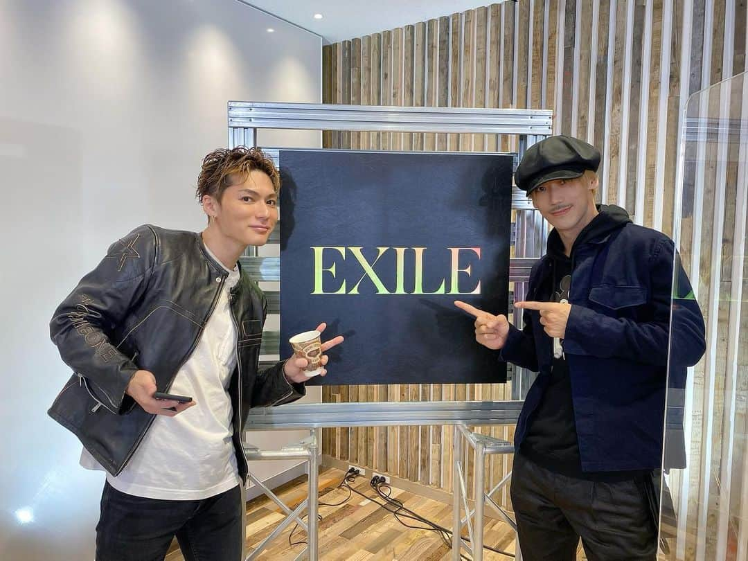 小林直己さんのインスタグラム写真 - (小林直己Instagram)「EXILEのCL生配信 終わりましたー❗️  曲作りの達人#SHOKICHI 先生と👱‍♂📸️👨‍🦰  新曲「#PARADOX 」楽しみにしててください🔥  #本日のお洋服はお気に入りキャスケットとJSBミッキーパーカーです #ファンタの双子兄弟を真似てキャスケット被った#😉  #exile#cl#naokikobayashi」2月27日 21時32分 - naokikobayashi_works