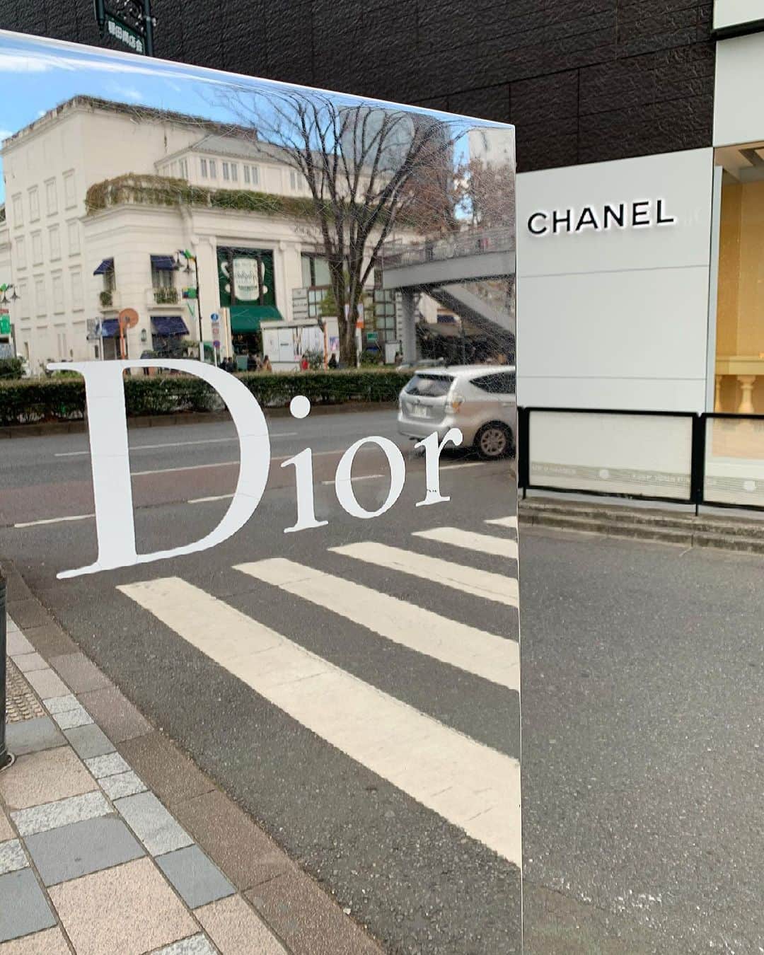のインスタグラム：「✔︎  いつもとちょっと違う角度から見てみたら 見つけてしまった素敵アングル🖤 ・ Dior × CHANEL x Ralph 大好きが詰まった画角です📷 発見した時のドキドキ… 伝わる人にはきっと伝わるよね？🤭💕 ・ ・ #dior #ポートレート #chanel #ralphlauren  #表参道」