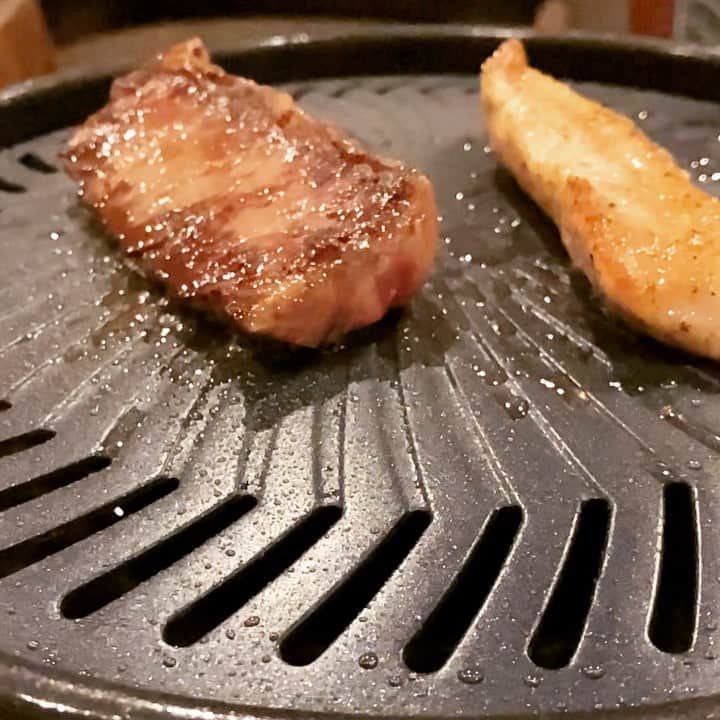 桜井誠のインスタグラム：「今日もやきまるで家焼肉 ハラミと豚トロ、互いに気持ちよく焼かれて喜んでる😃 煙もごく少量しか出ない！本当におすすめです😎🍖　 #やきまる #イワタニ #桜井食堂」