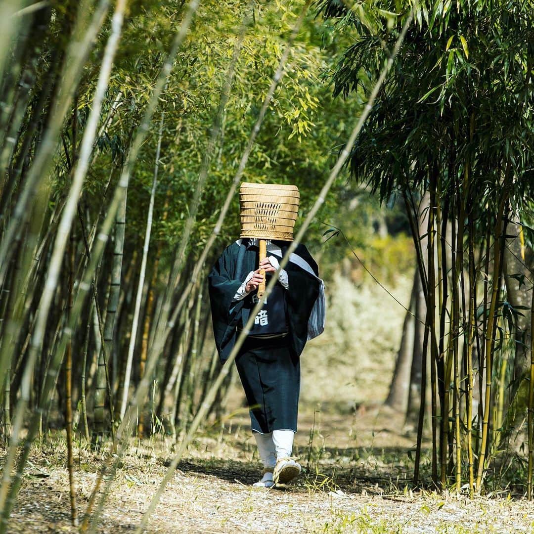 江戸ワンダーランド 日光江戸村のインスタグラム：「・ 虚無僧 | Komusō 彼は僧侶でしょうか？それともスパイでしょうか？ Is he a priest? Or is it a spy? ・ 江戸ワンダーランド日光江戸村は、2月7日（日）再開予定で臨時休業させて頂いておりましたが、万全の体制でお客様をお迎えする事を第一に考え、また従業員の健康面と安全面を考慮し、3月7日（日）まで引き続き臨時休業とさせていただくことといたしました。 再開は3月7日以降を予定しておりますが、今後の状況を鑑みながら、改めて公式サイトにてご案内致します。 事態の鎮静化、皆様のご安全を心よりお祈りいたします。 ・ Temporary closure from January 13. We will be closed for an indefinite period. Once confirmed we will announce reopening date through our website. ・ ・ #edo #いざ江戸へドロン  #edowonderland #江戸ワンダーランド日光江戸村」