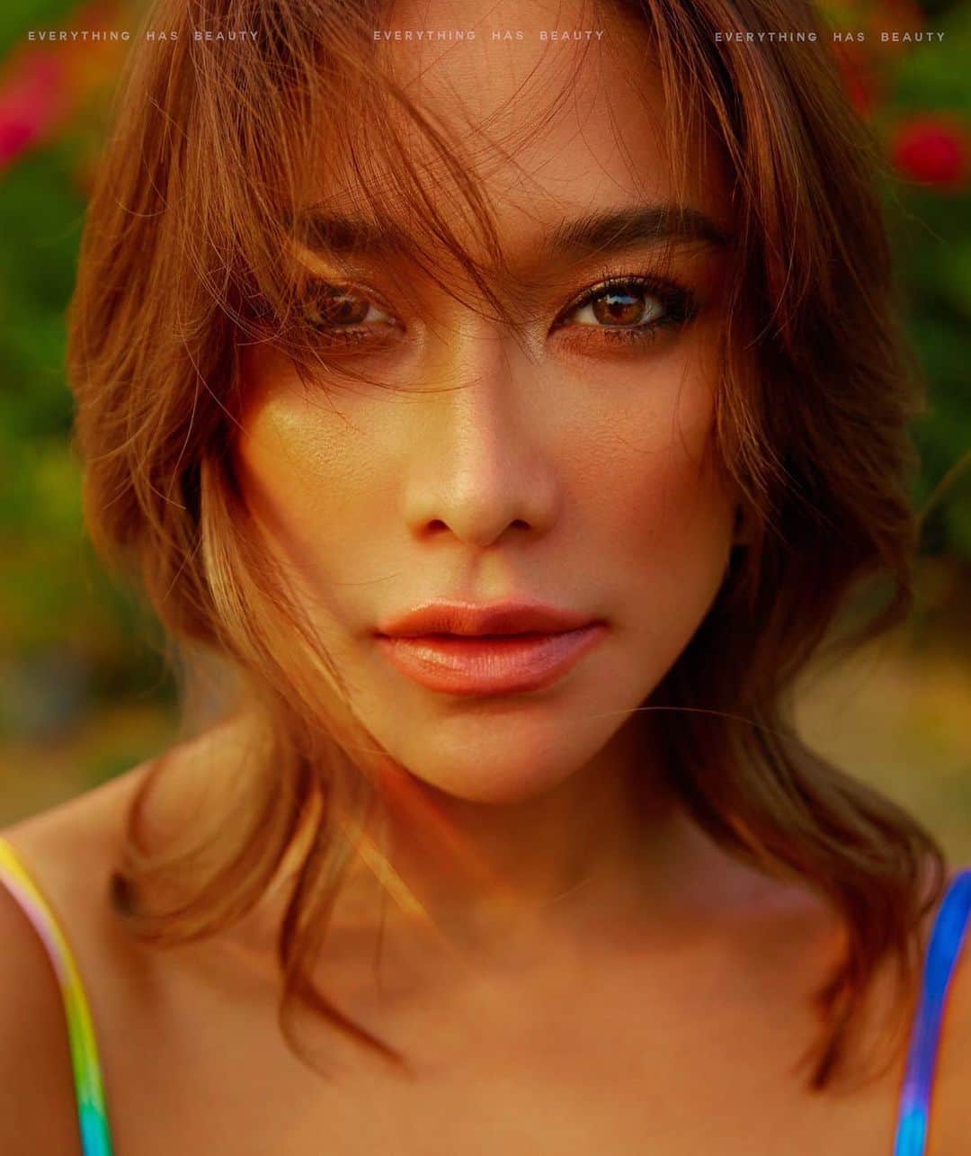 Laila Boonyasakのインスタグラム：「Kissed by the Sun 🌞 @chermarn Everything has beauty No.182 Photography  @everythinghasbeauty.bkk Styling  @stylerluknut Make up  @lovemelondon Hair  @kohsarawut #everythinghasbeauty.bkk #beauty #makeup #makeuptutorial #cosmetics #instabeauty」