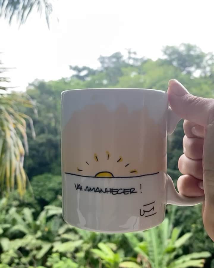 Thaila Ayalaのインスタグラム：「Qual tamanho do balde de café de vocês? Quando vcs acordam a primeira coisa q vcs começam a pensar é em tudo o q vcs vão comer no dia? Principalmente final de semana? Eu sou EXATAMENTE essa pessoa 🙋🏻‍♀️ Bom final de semana pra gente 💗」