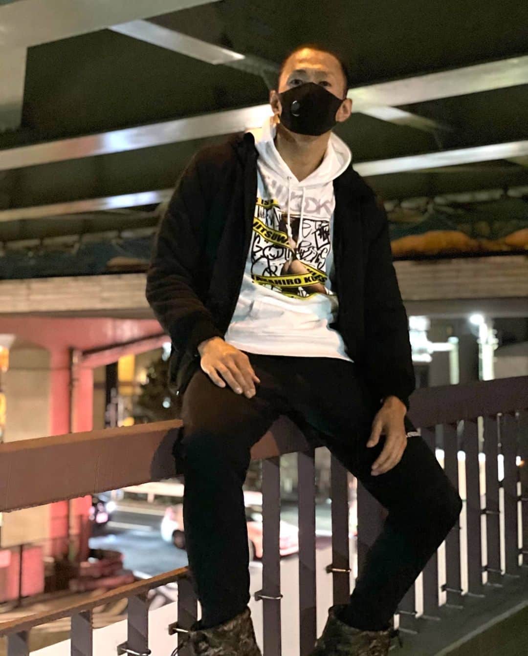 黒石高大のインスタグラム：「さっむいね 実話ナックルズコラボ Tシャツ パーカー明日までの販売なんで 実話ナックルズ公式オンラインストアから是非ゲットしてください さぁ久しぶりに釣り行こー 寒くて死ぬかも(笑) #実話ナックルズ」